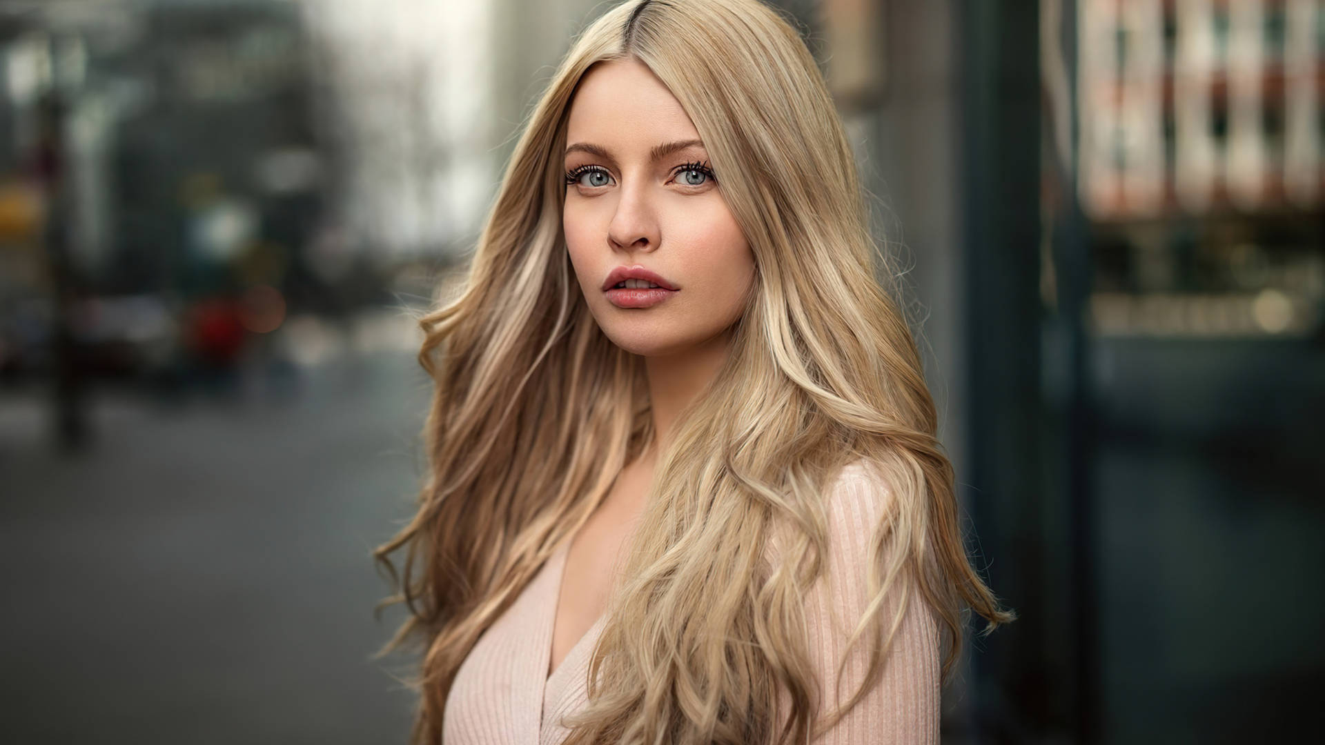 Blondkvinnlig Modell Stadsgator. Wallpaper