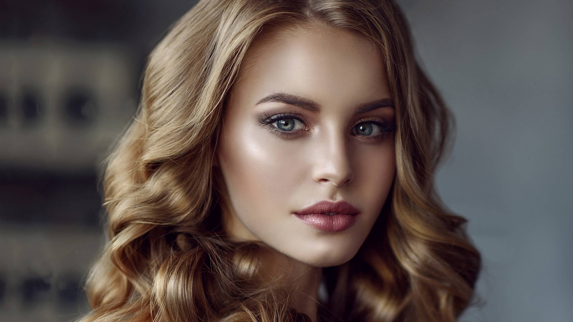Blonde Female Model Close-up Shot Wallpaper