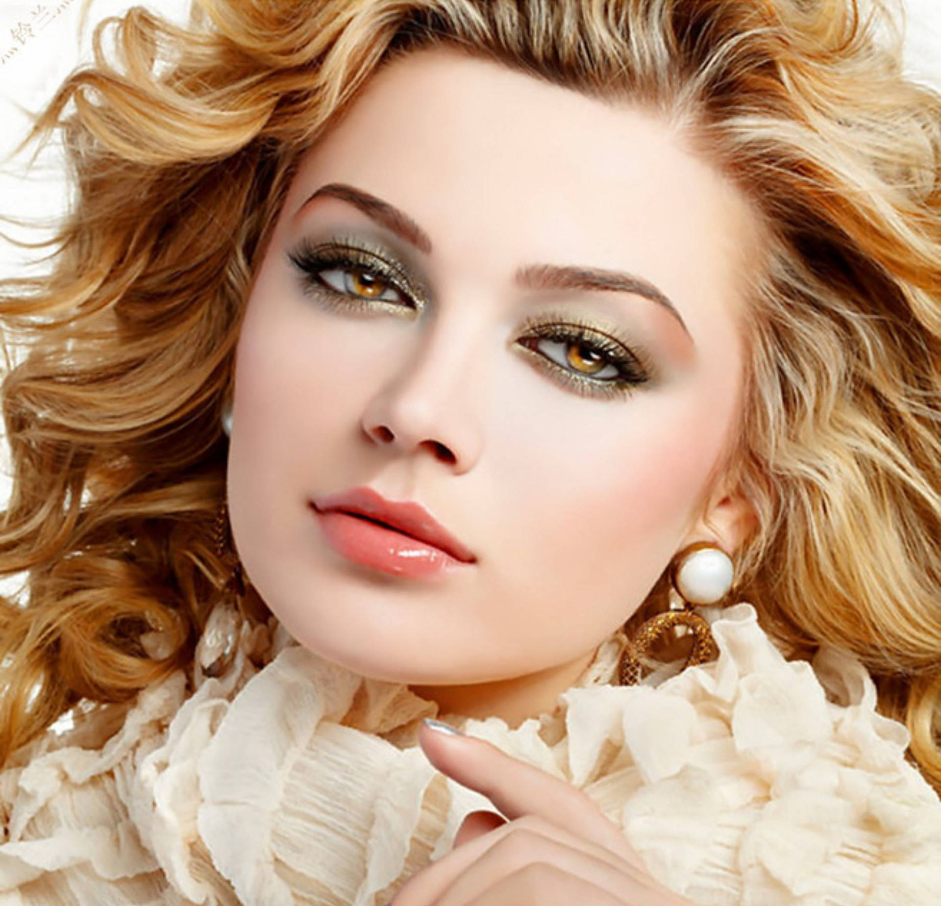 Blonde Kvindelig Model Glamour Shot Wallpaper