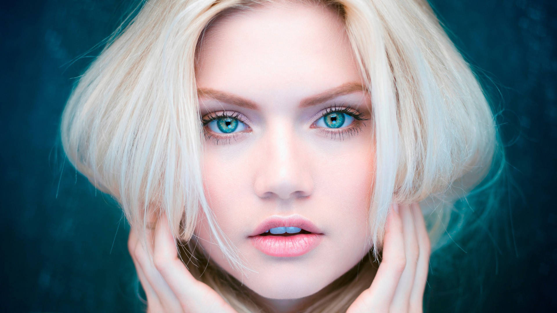 Blondkvinnlig Modellhuvud I Teal Wallpaper