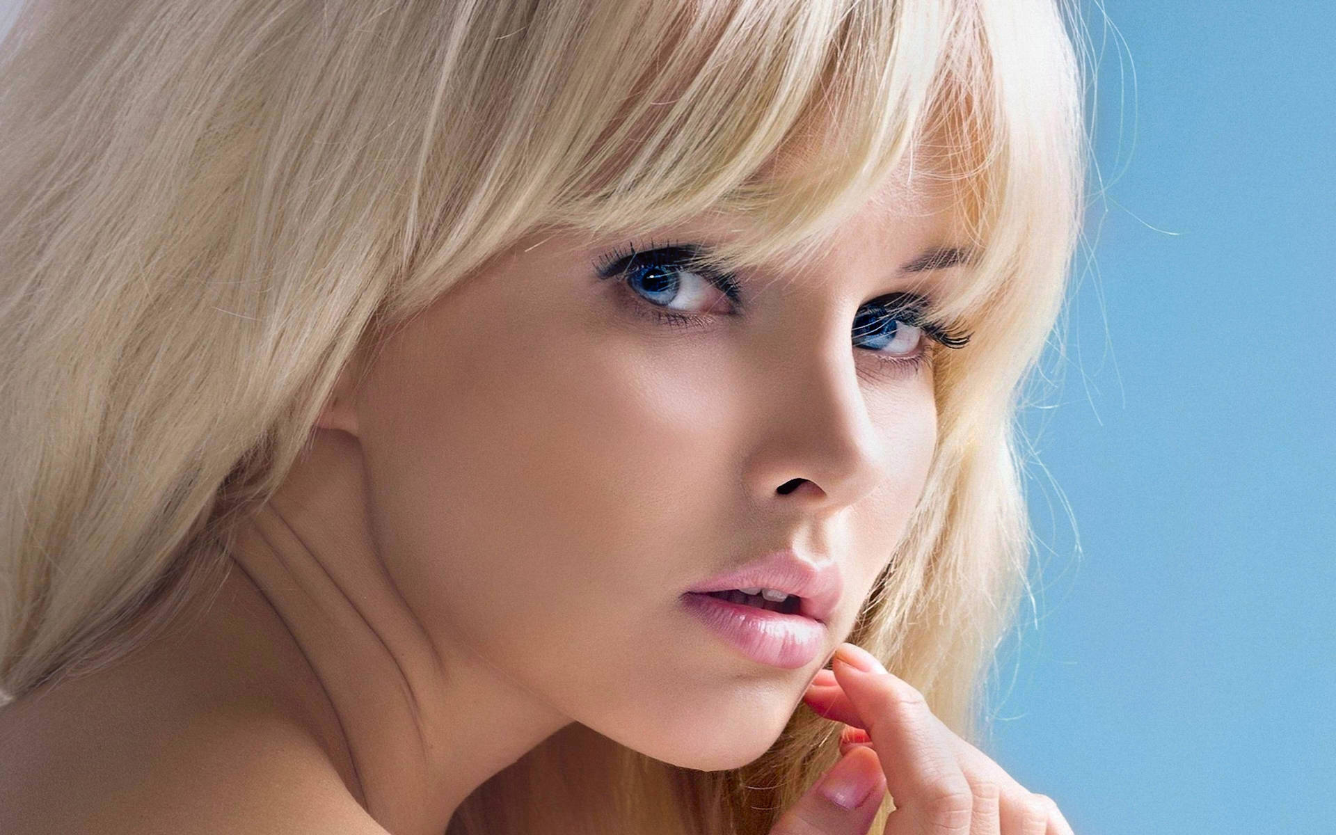 Blondeweibliches Model Ozeanblau Wallpaper