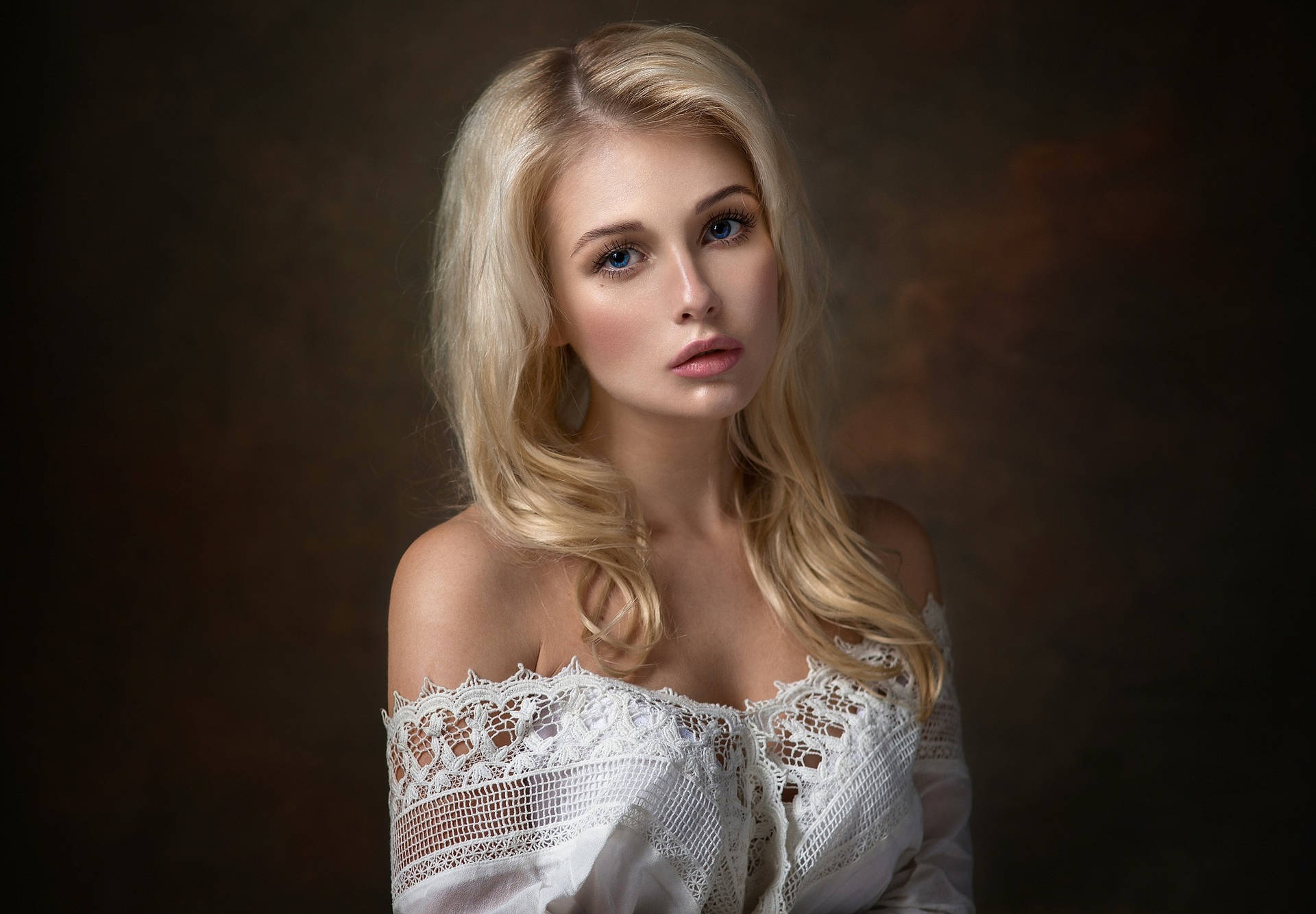 Blonde Kvindelige Modelmaleri Læbbet Læber Wallpaper