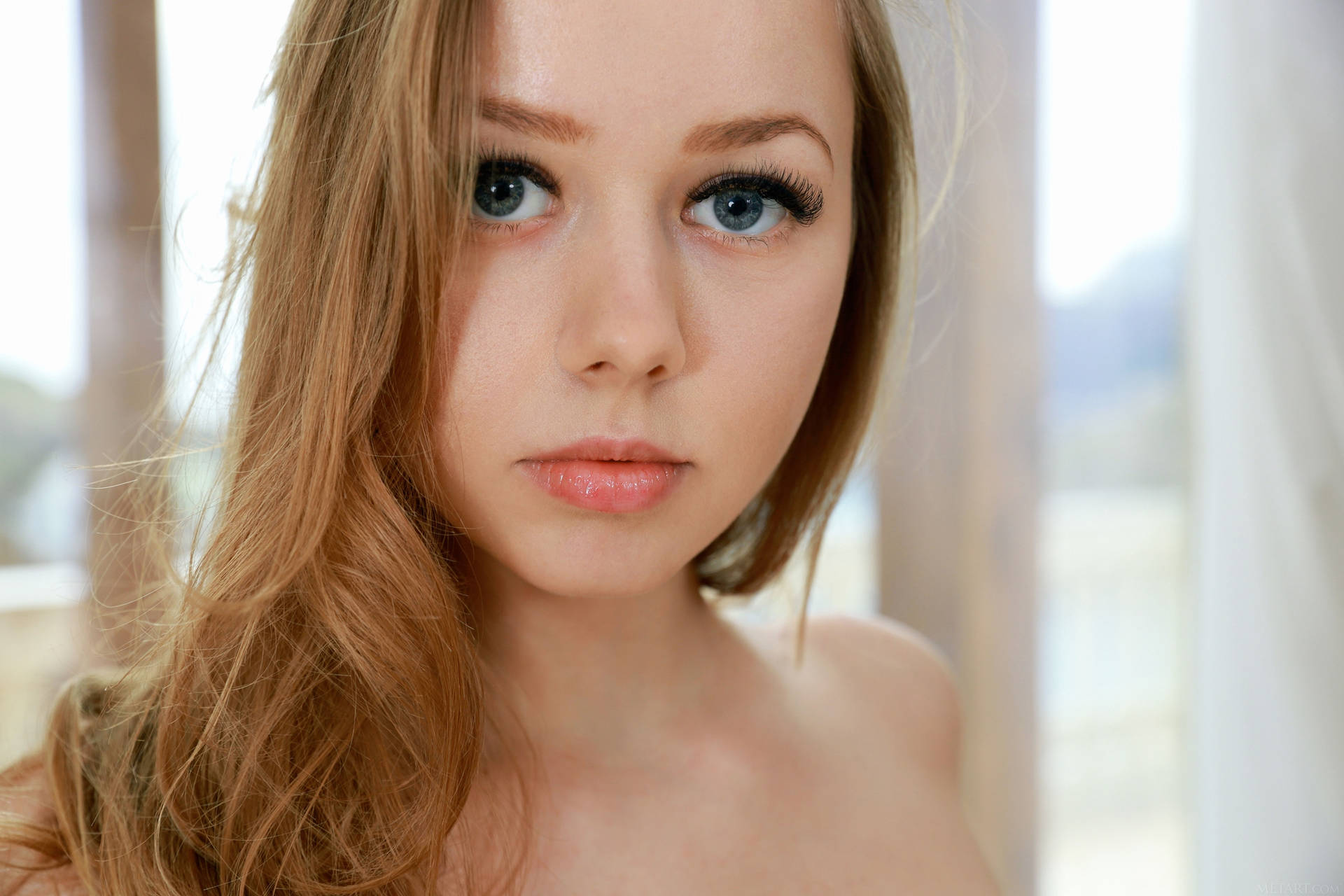 Blond kvindelig model runde øjne Wallpaper