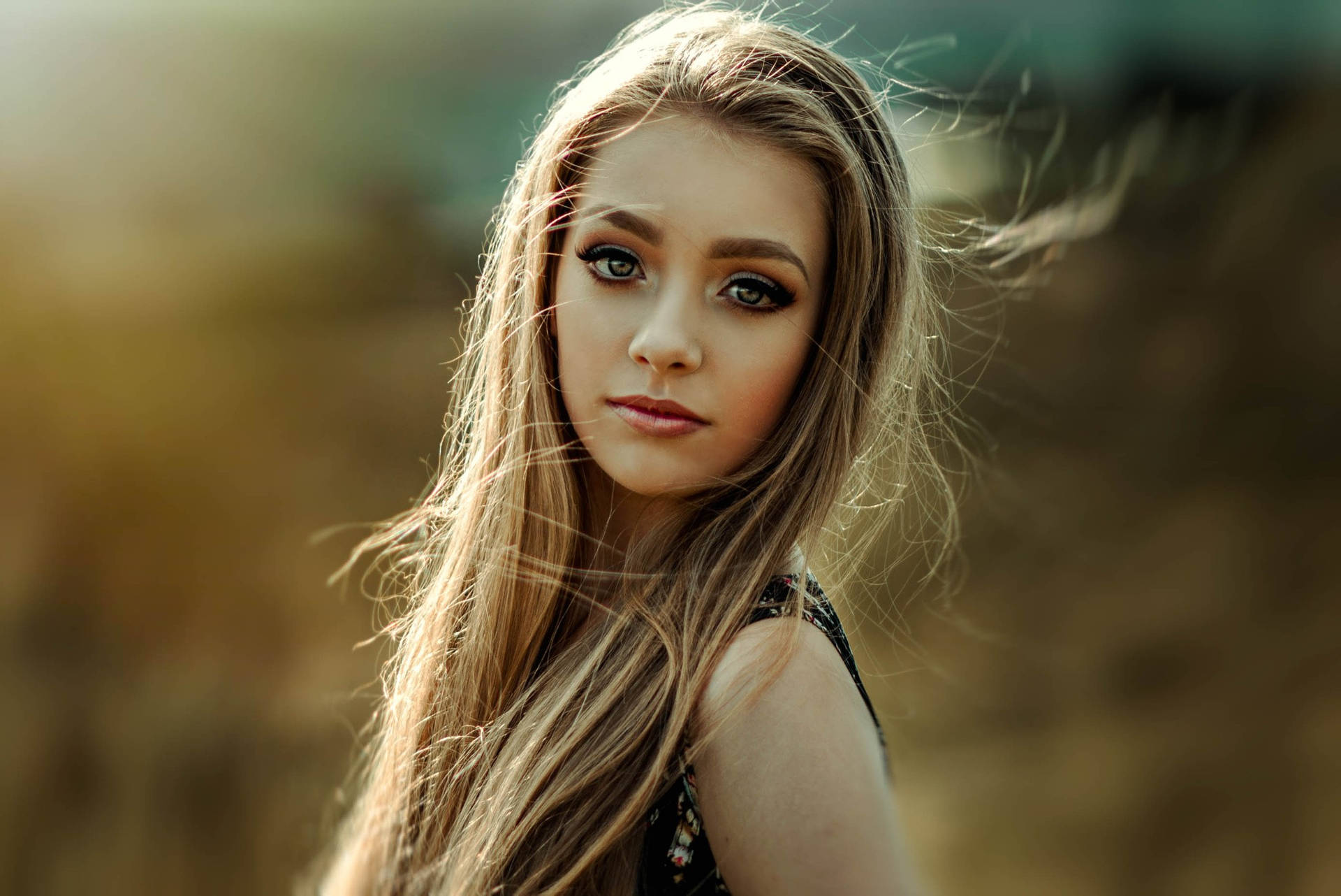 Ung Blond Kvindelig Model Sløret Baggrundsstemning Wallpaper