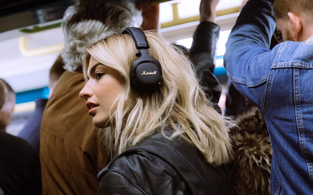 Blonde Girl Public Headphones Wallpaper
