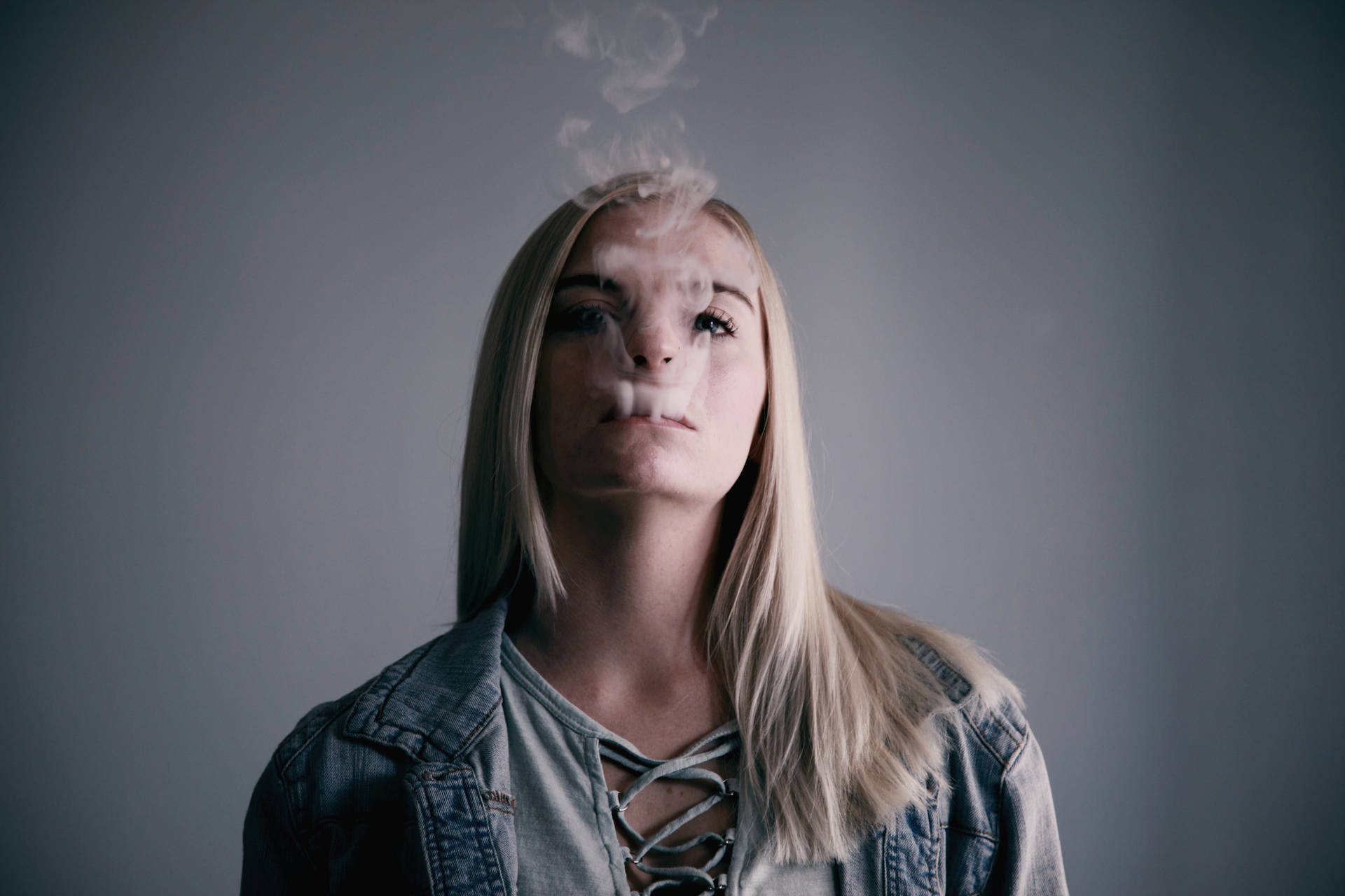 Pige med blond hår, der ryger en cigaret Wallpaper