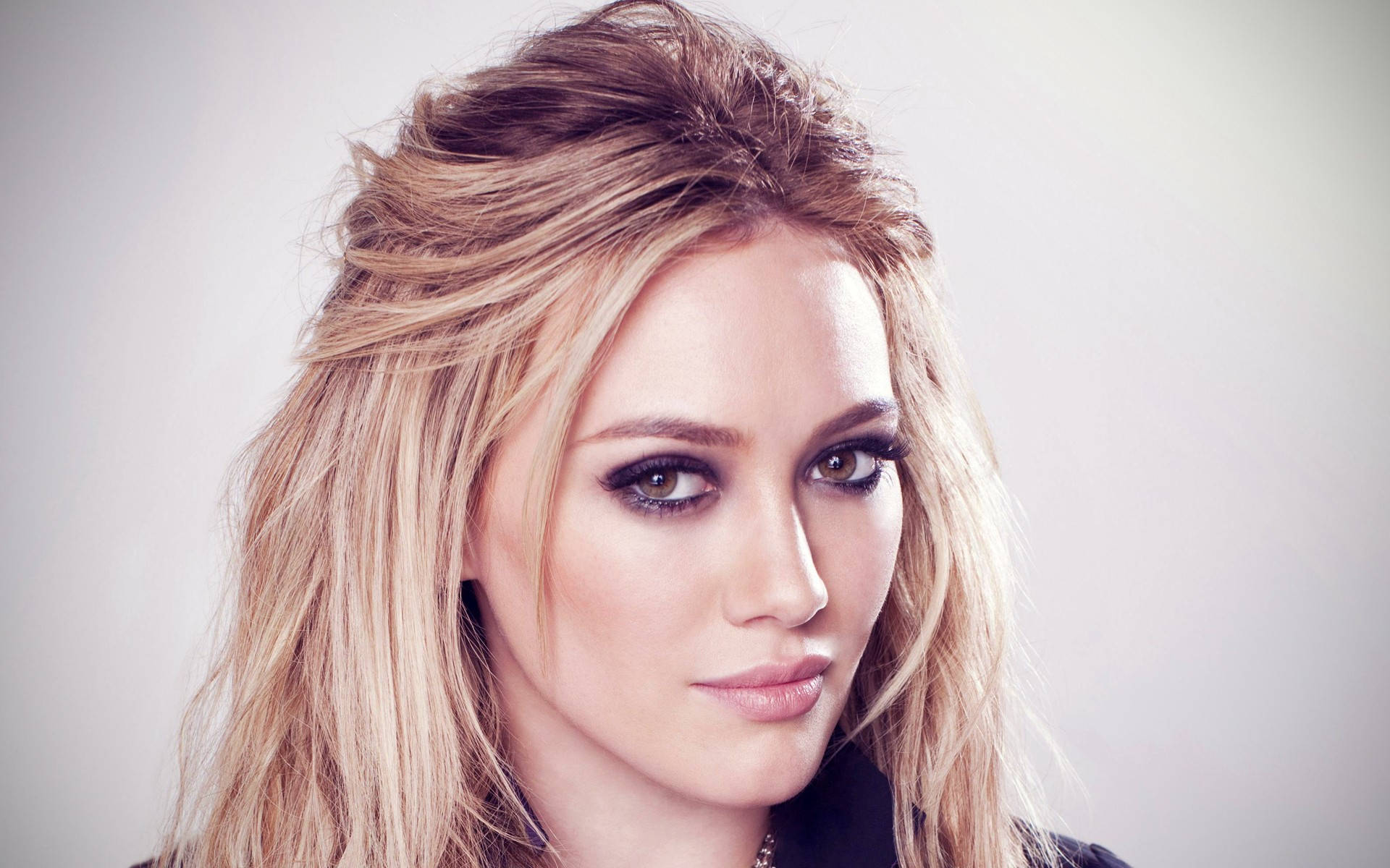 Blonde Hilary Duff With Eyeshadow Wallpaper