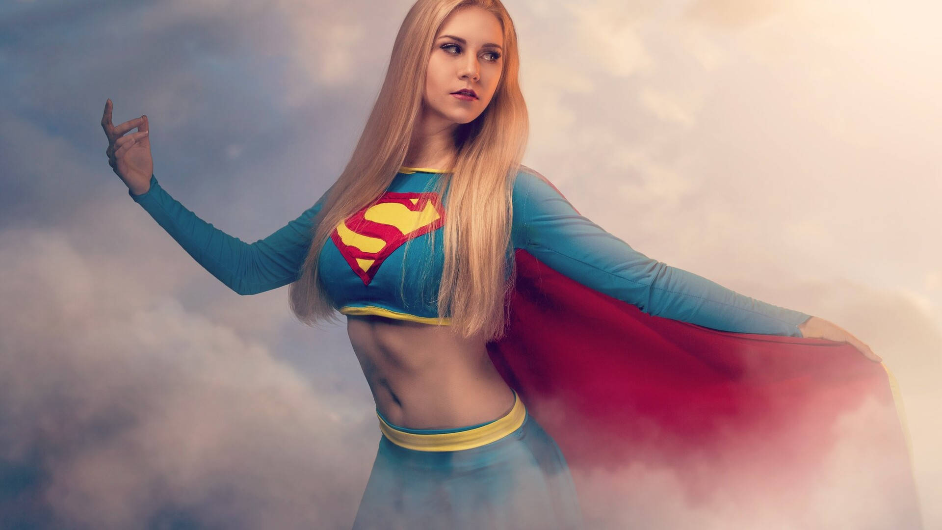 Chicarubia Atractiva En Traje De Heroína De Supergirl. Fondo de pantalla
