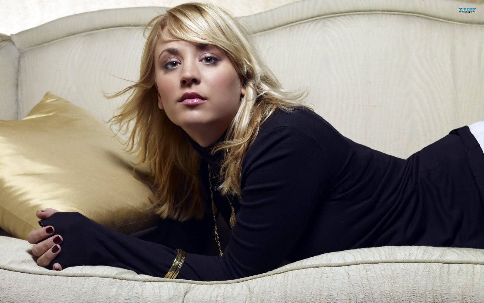 Blonde Kaley Cuoco On Couch Wallpaper