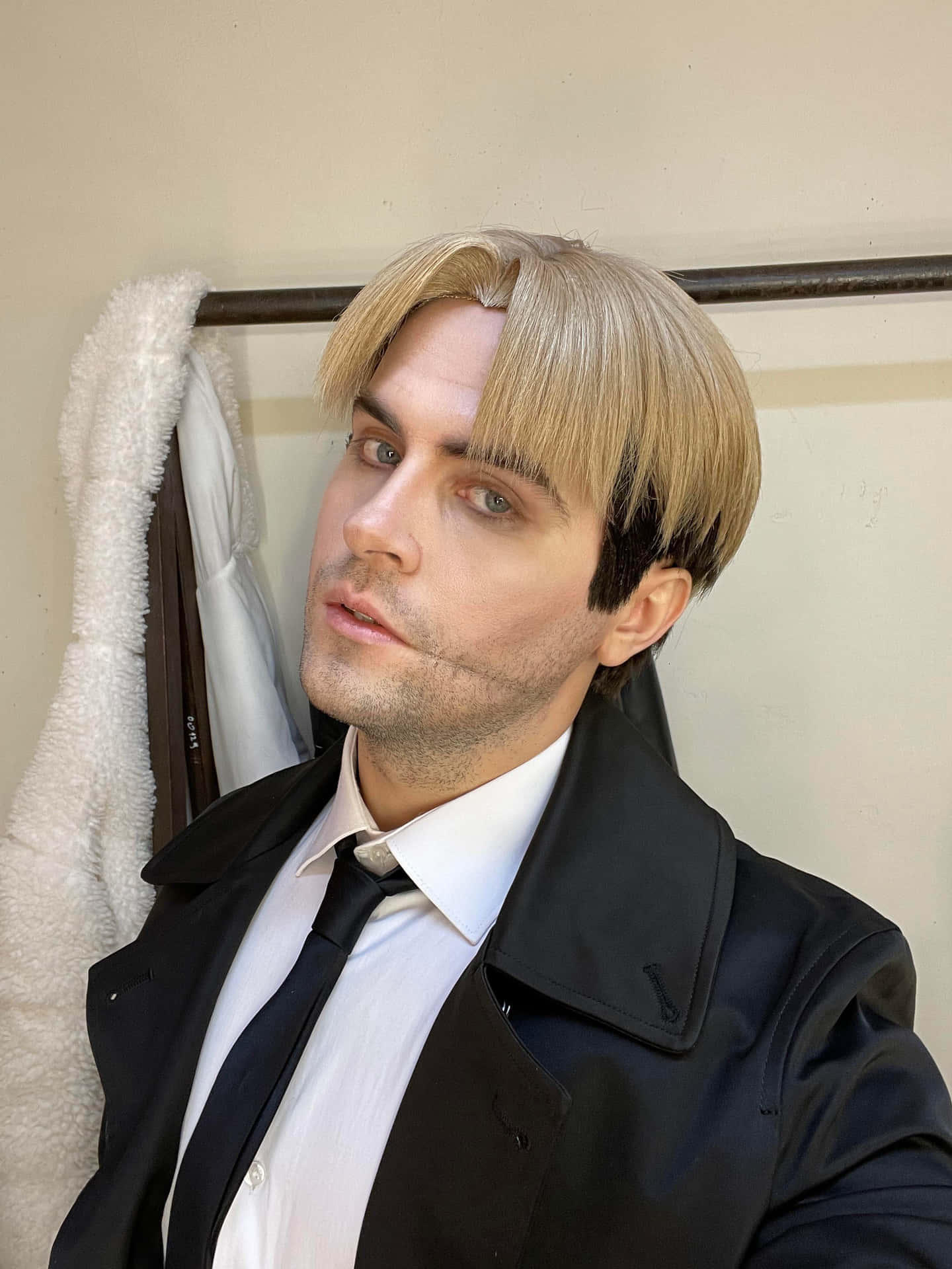 Hombre Rubio En Traje Selfie Fondo de pantalla