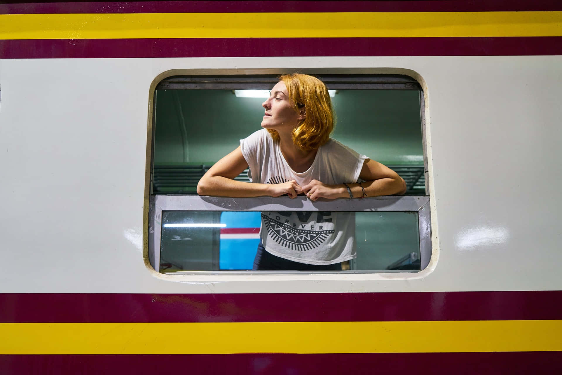 Blonde Mujer Soltera On A Train Wallpaper