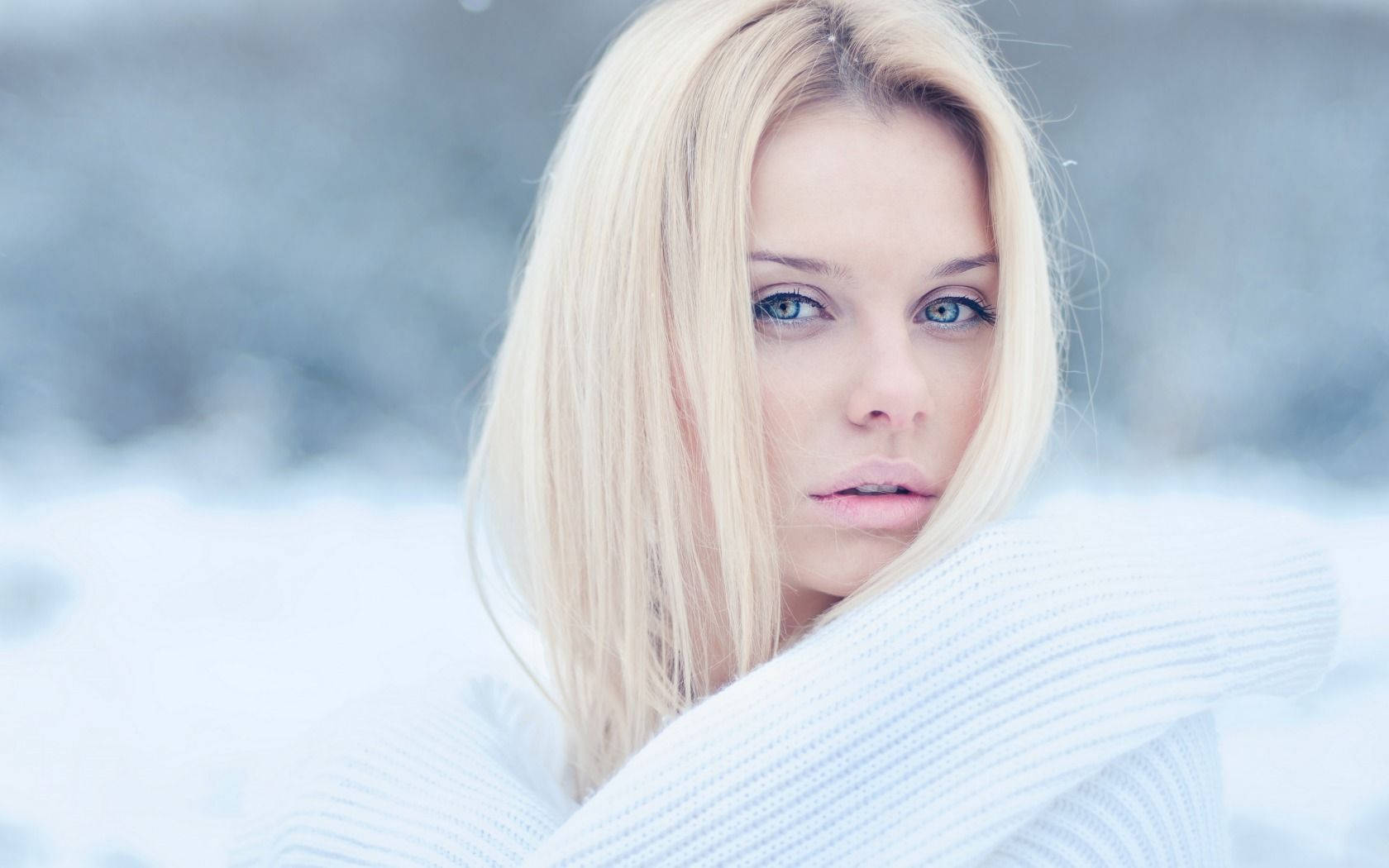 Blond russisk pige med blå øjne Wallpaper