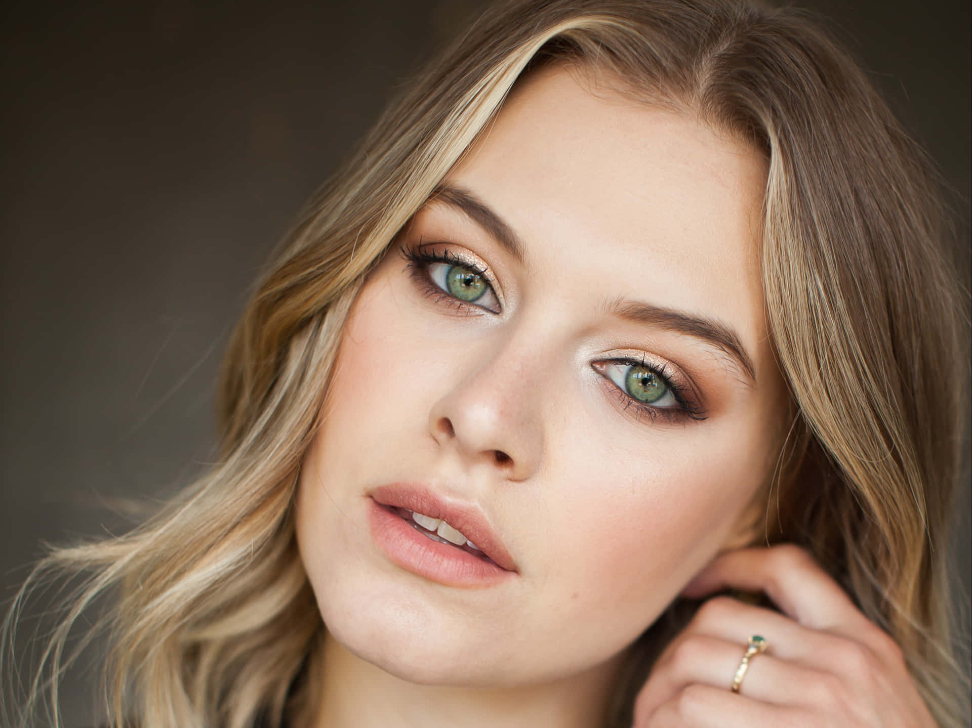 Portrait D'une Femme Blonde Aux Yeux Verts Fond d'écran