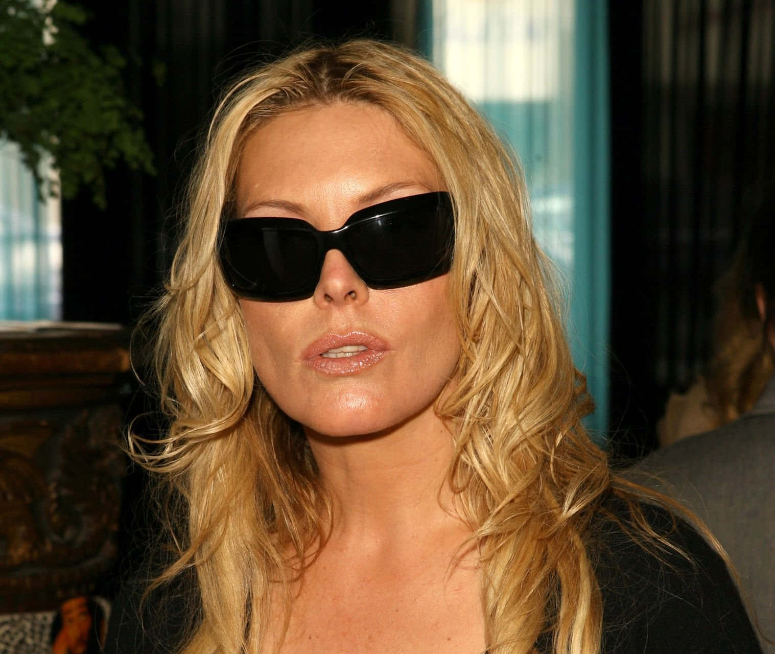Blonde Woman Oversized Sunglasses Wallpaper