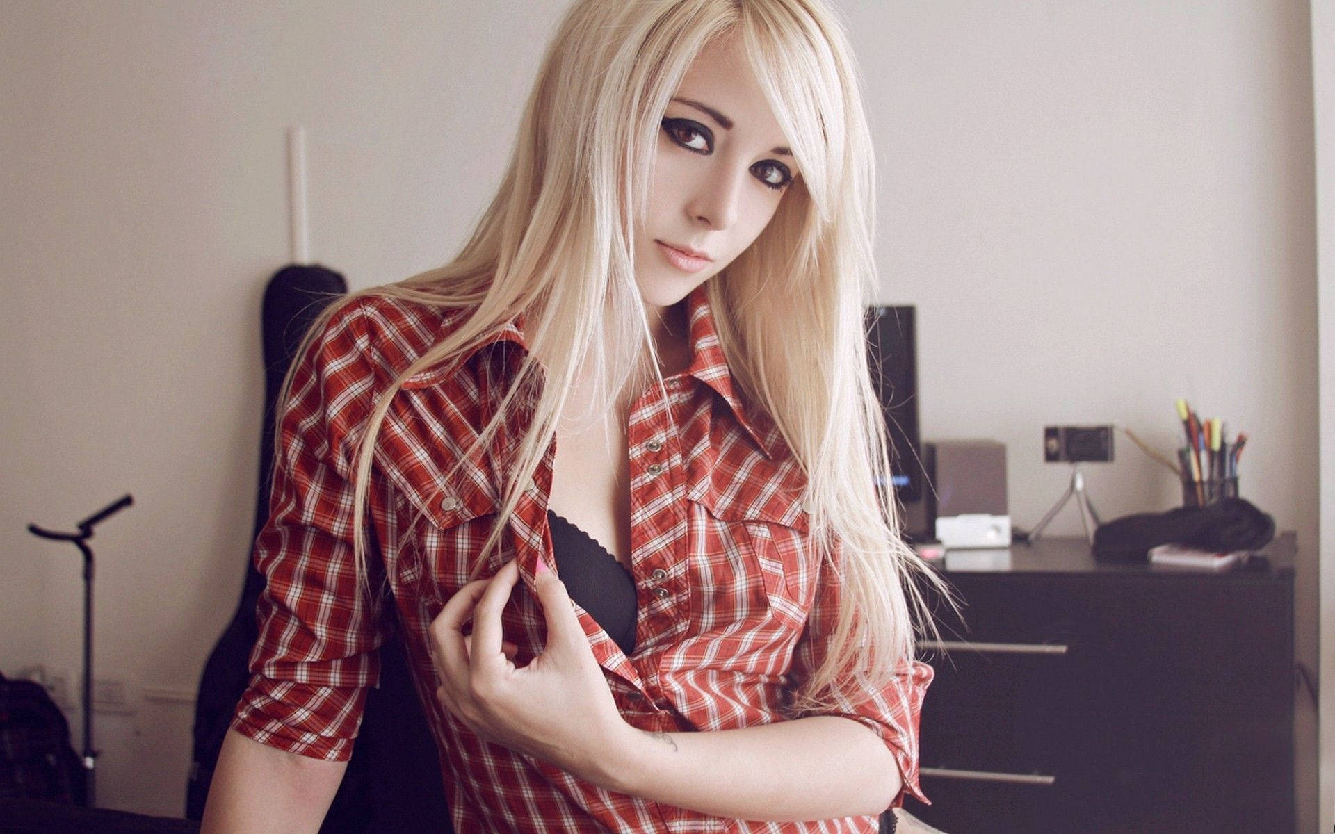 Blond kvinde udenpå sine skjorte knapper op Wallpaper