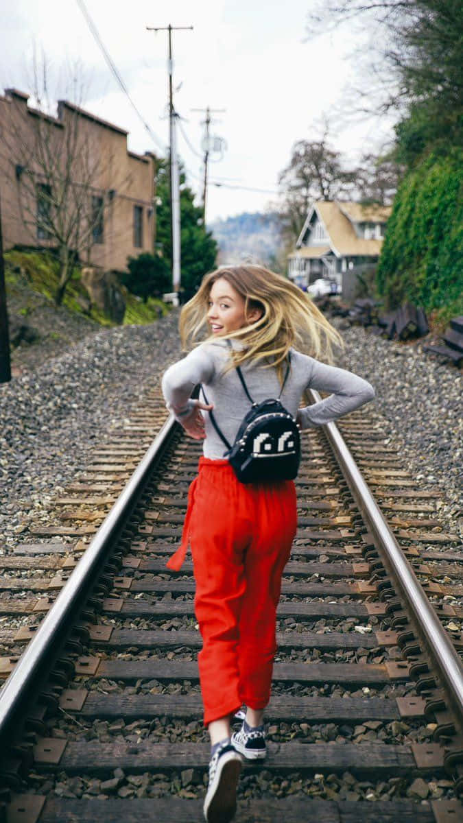 Blonde Vrouw Wandelen Op Spoorwegen Achtergrond