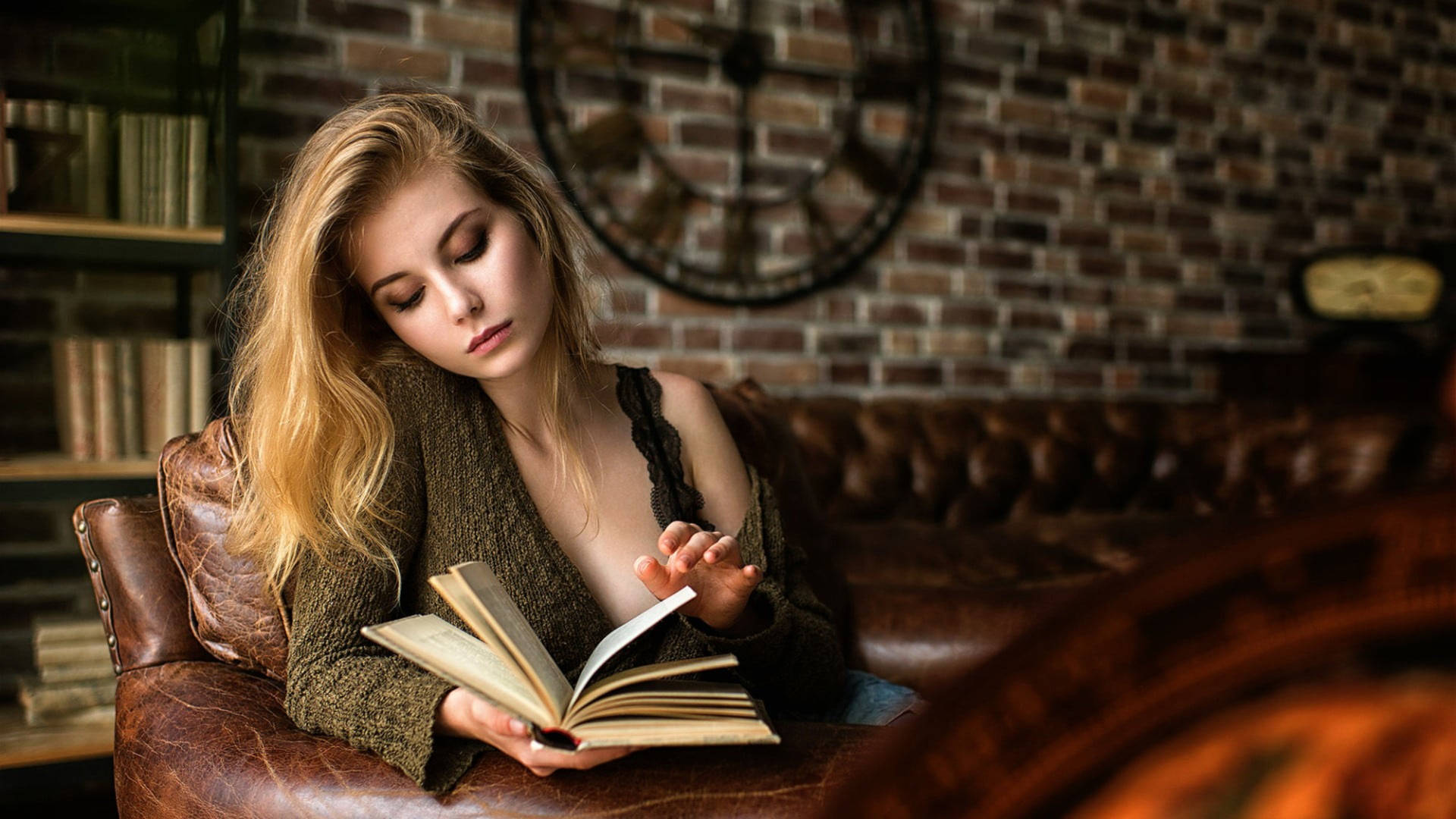 Den Blondie pige læser bogsætning baggrundsbillede Wallpaper