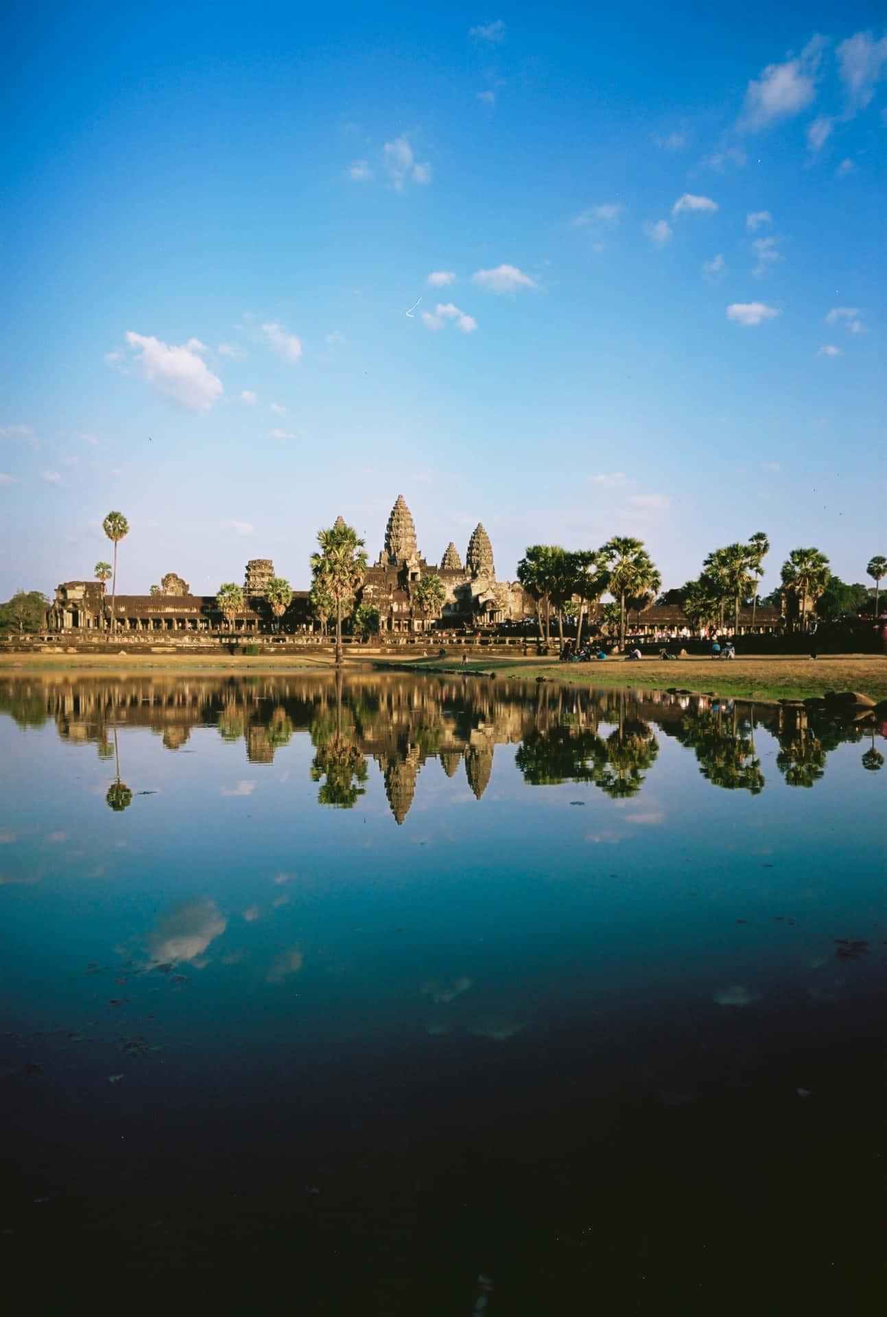 Teléfonode Angkor Thom En Estética Azul. Fondo de pantalla