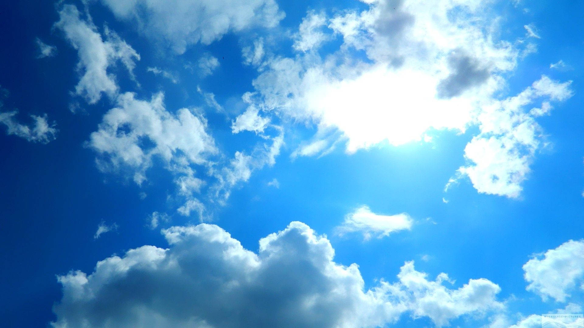 Azzurroestetico Nuvola In Una Giornata Estiva Sfondo