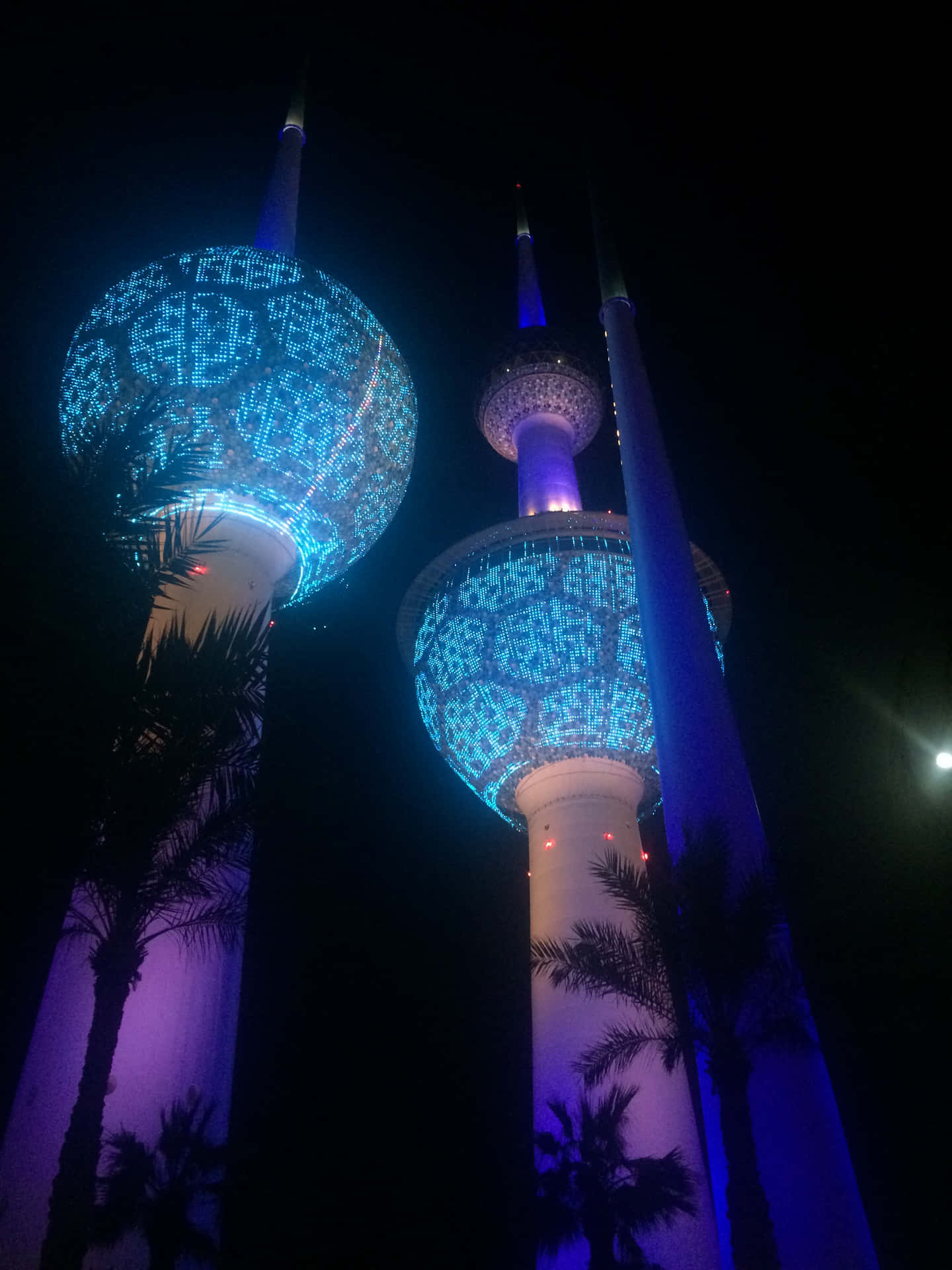 Blåestetiskt Kuwait Towers På Natten. Wallpaper