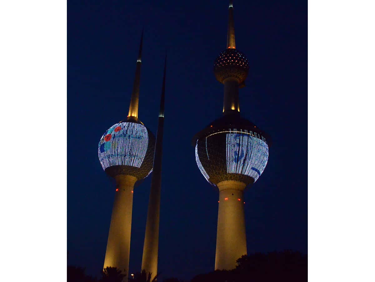 Blaueund Goldene Kuwait Towers Bei Nacht Wallpaper