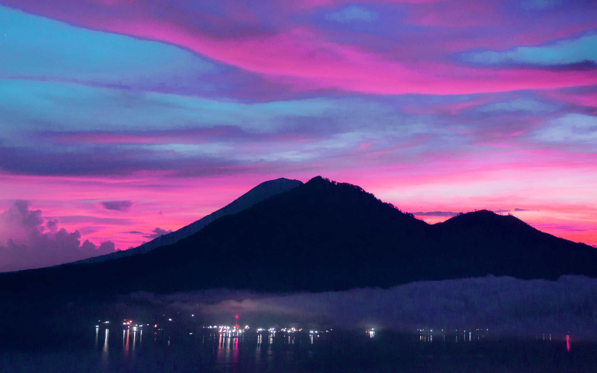 Blaueund Pinke Berge Bei Sonnenuntergang Wallpaper
