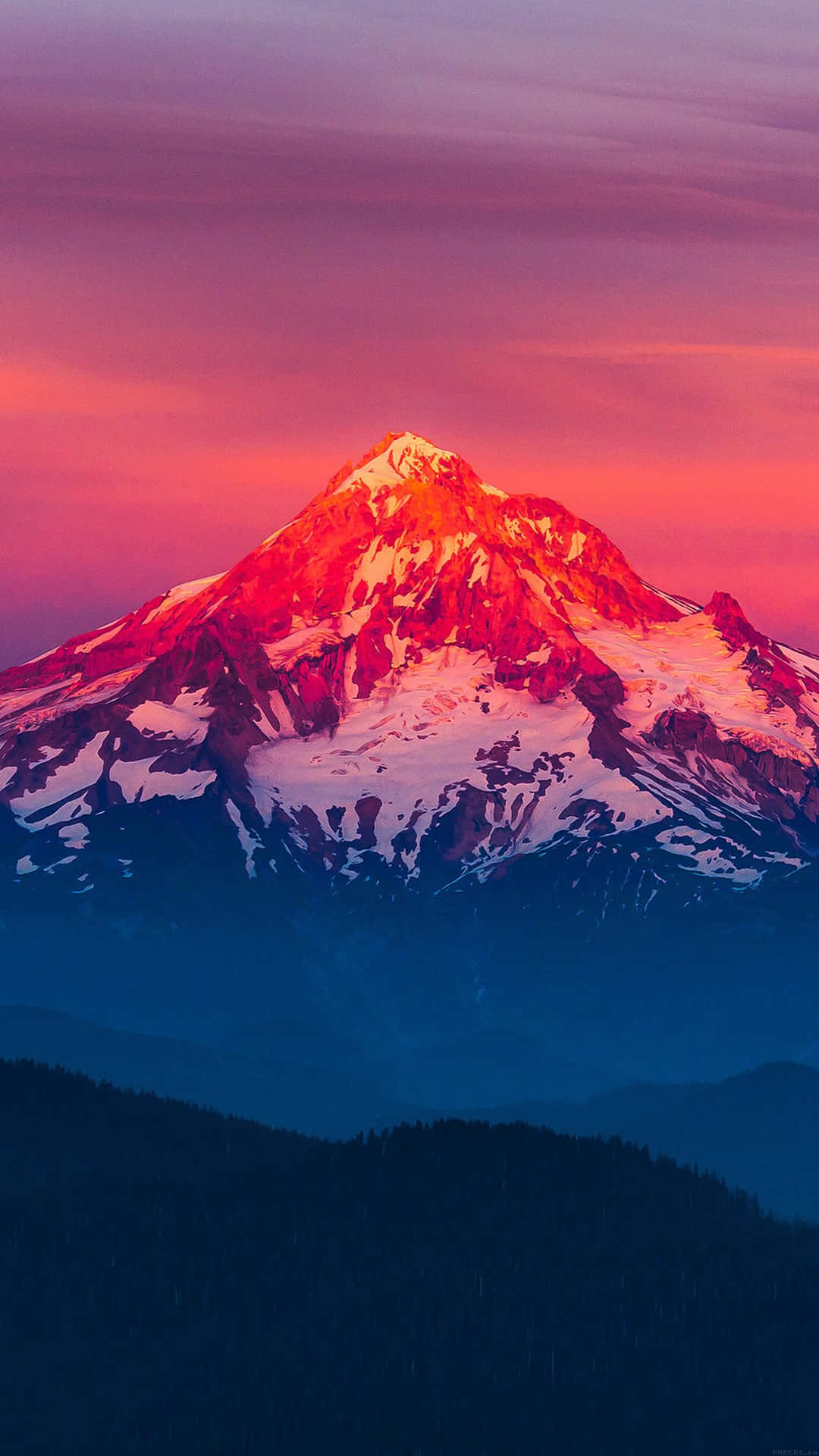 Seve Una Montaña Al Atardecer Con Un Cielo Colorido Fondo de pantalla