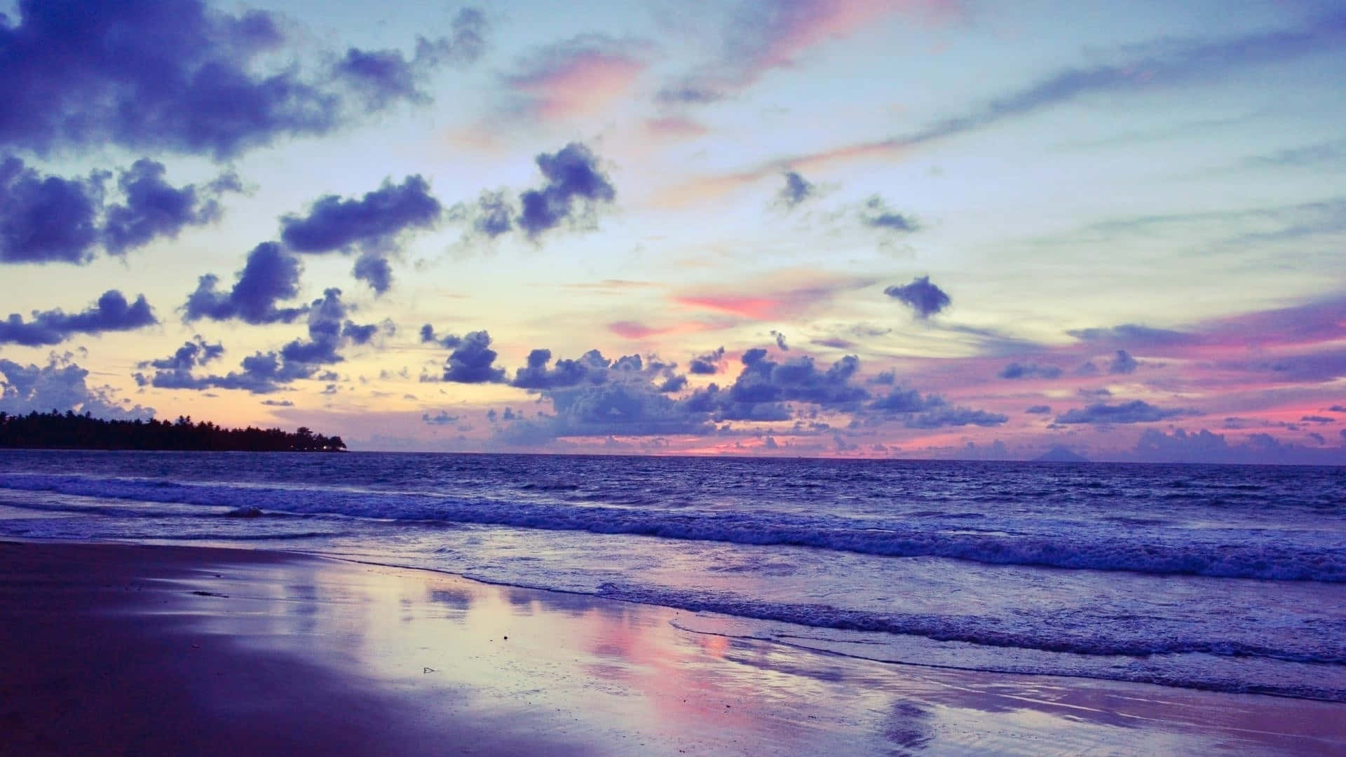 En smuk øjeblik i tiden fanget - blå og lilla solnedgang. Wallpaper