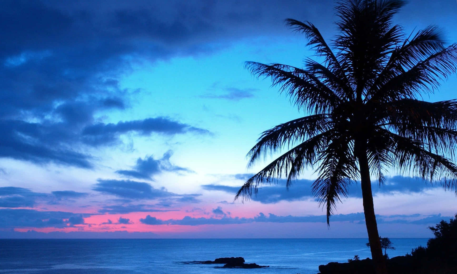 Føl den beroligende og rolige skønhed i denne blå og lilla solnedgang landskab tapet. Wallpaper