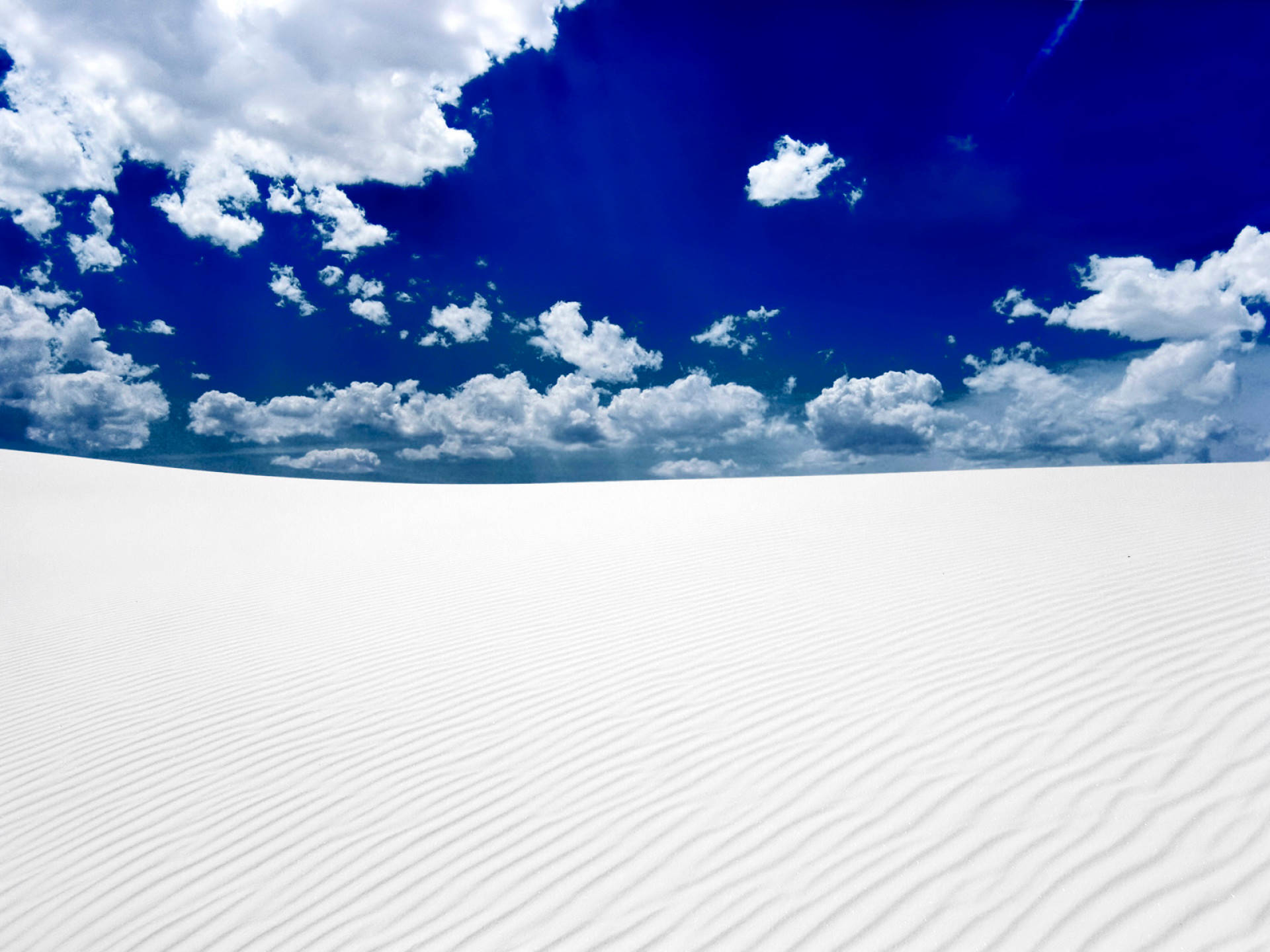 Giorno Blu E Bianco Nel Deserto Sfondo