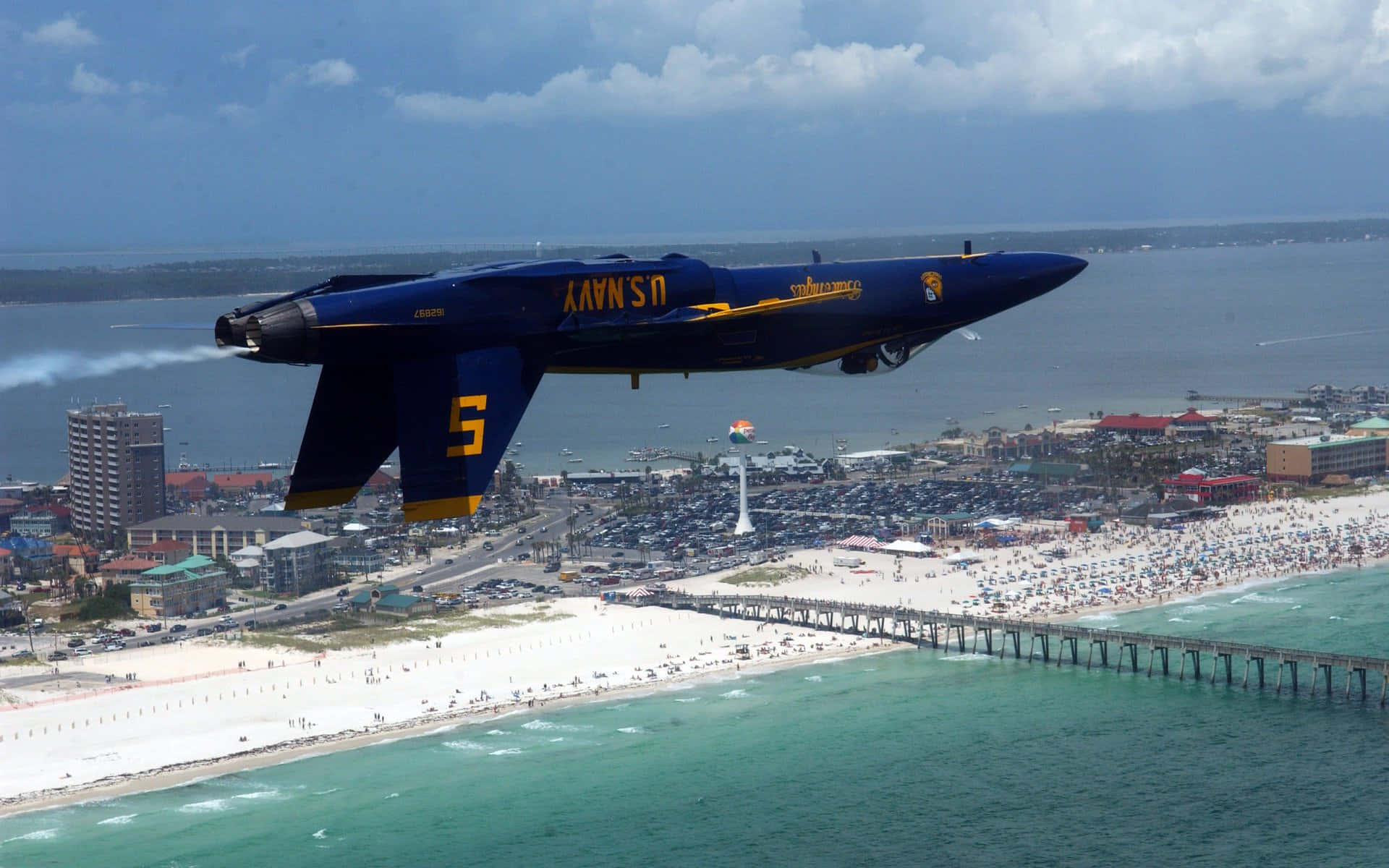 Lospilotos De Combate De Los Blue Angels De La Marina De Los Estados Unidos Surcan El Cielo Alto. Fondo de pantalla