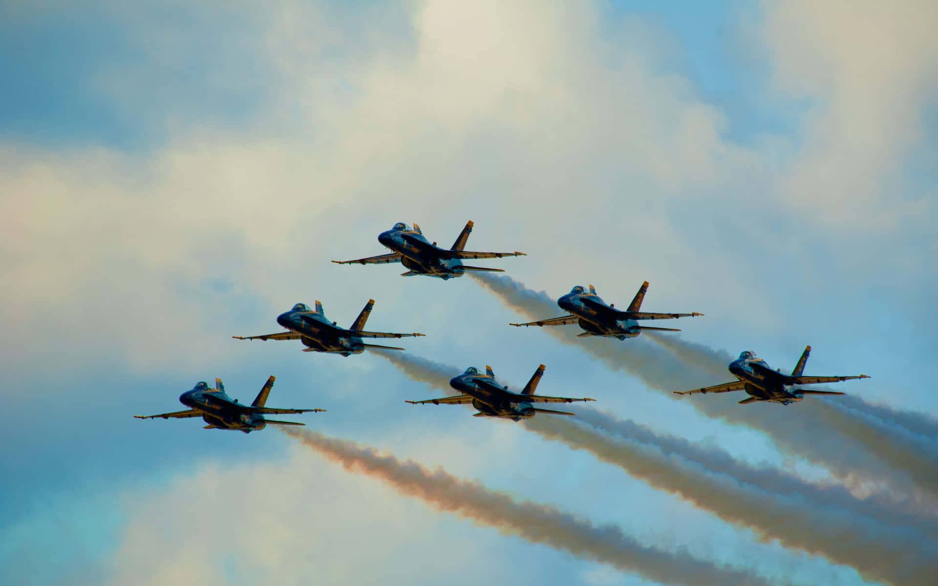 Einegruppe Von Jets Fliegt Am Himmel Wallpaper