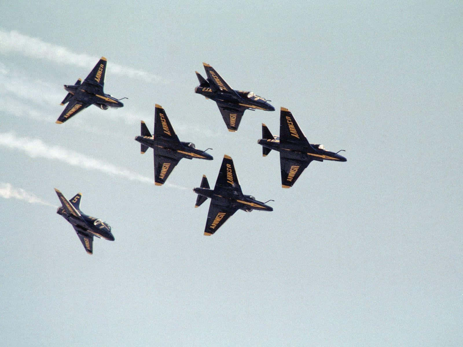 Losblue Angels De La Marina De Los Estados Unidos Surcan Los Cielos. Fondo de pantalla