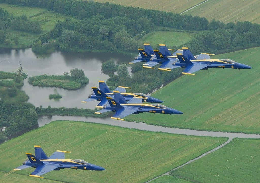 Losángeles Azules De La Armada De Los Estados Unidos Vuelan En Formación Perfecta. Fondo de pantalla