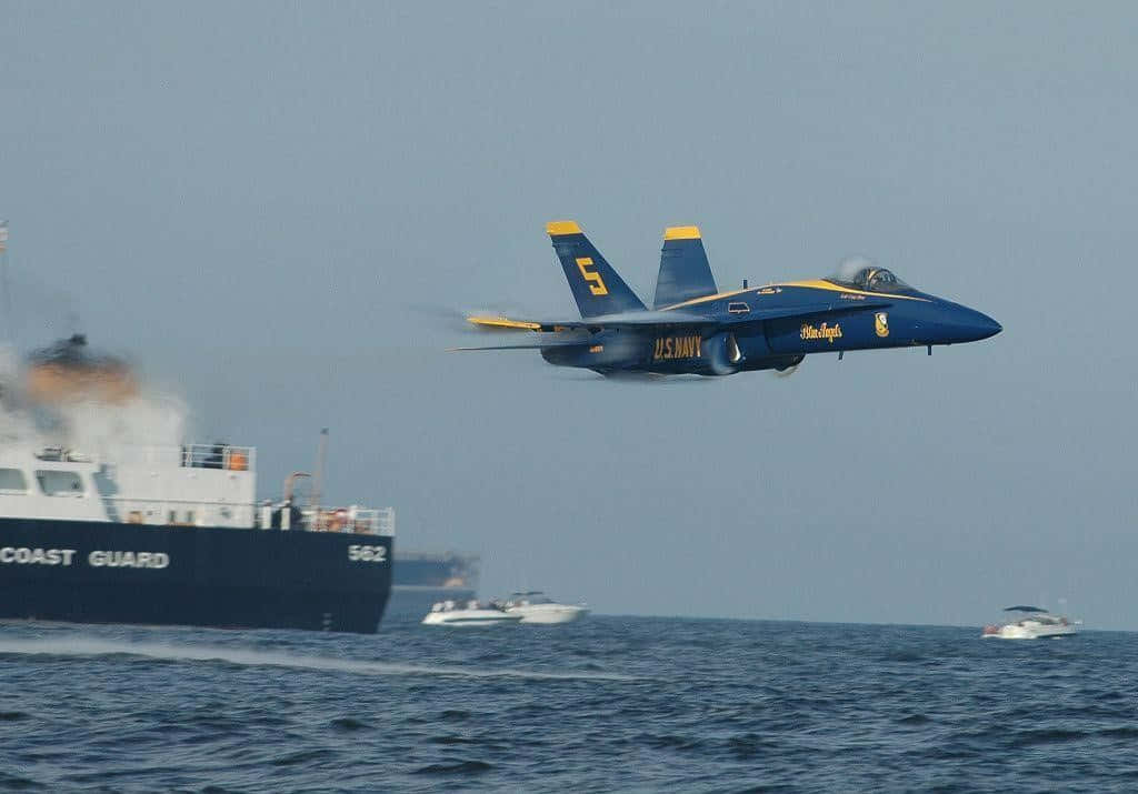 Blueangels De La Armada De Los Estados Unidos Despegando Fondo de pantalla