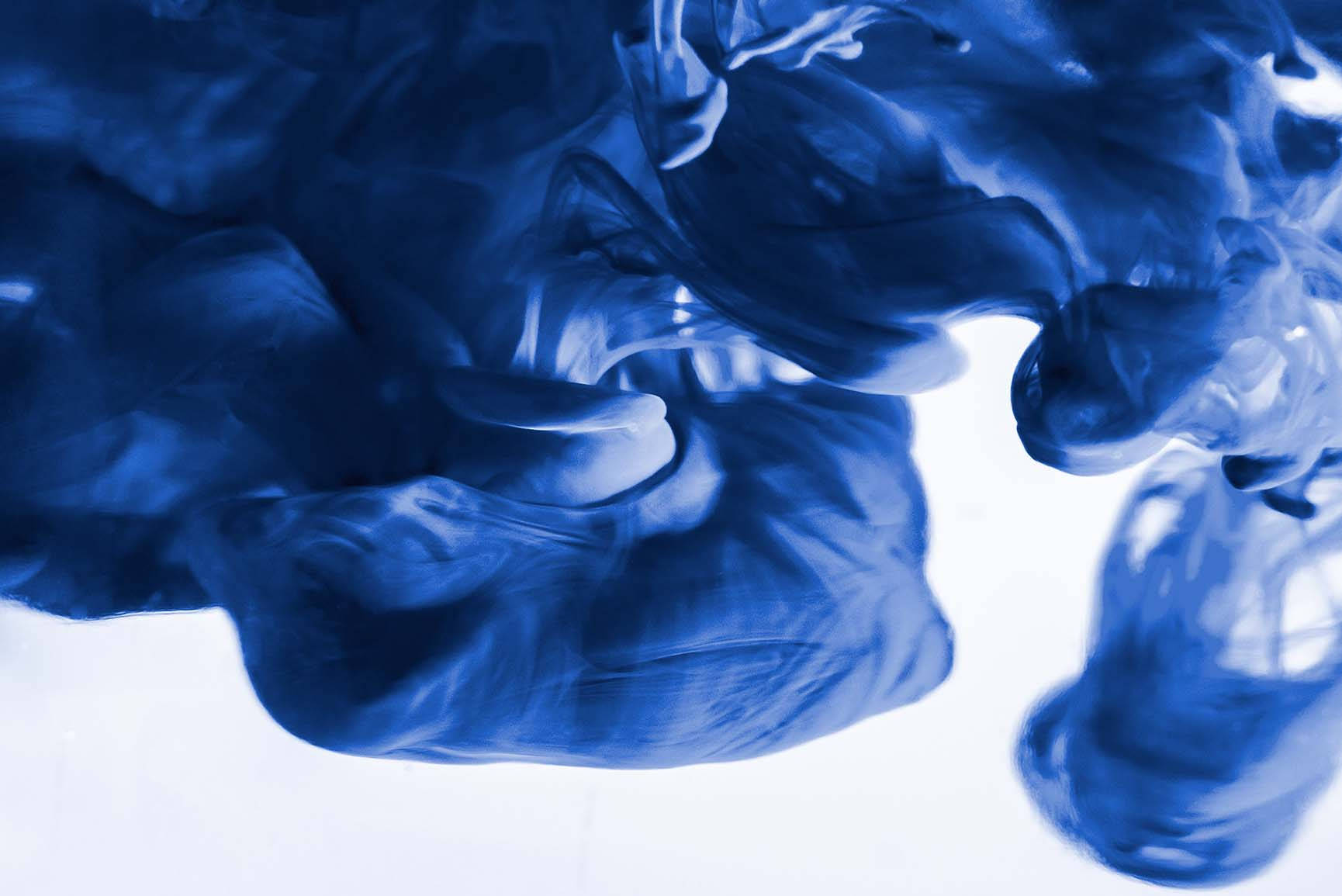 Eineblaue Flüssigkeit In Einem Glas Wallpaper