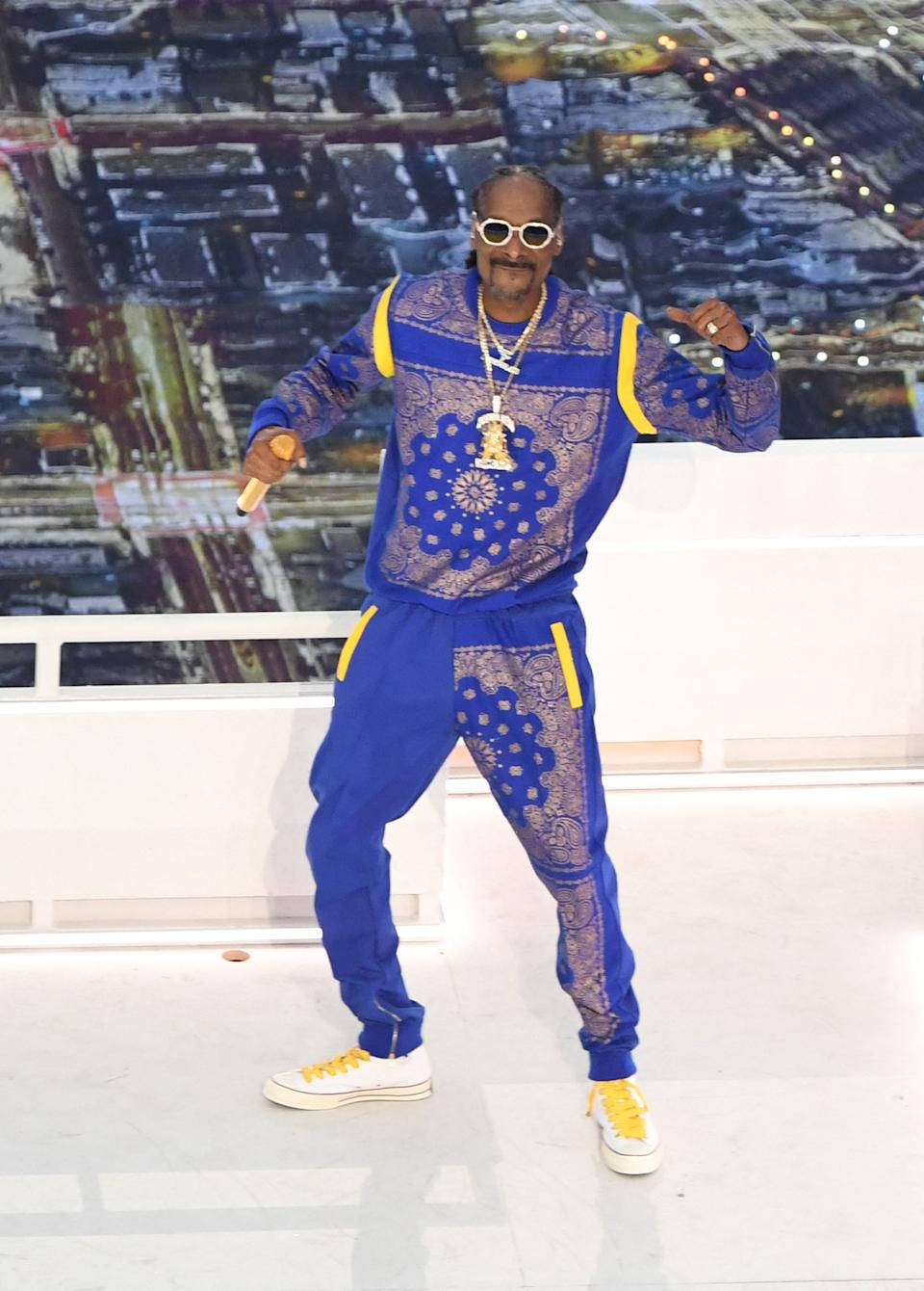 Blue Bandana Outfit Of Snoop Dogg Wallpaper