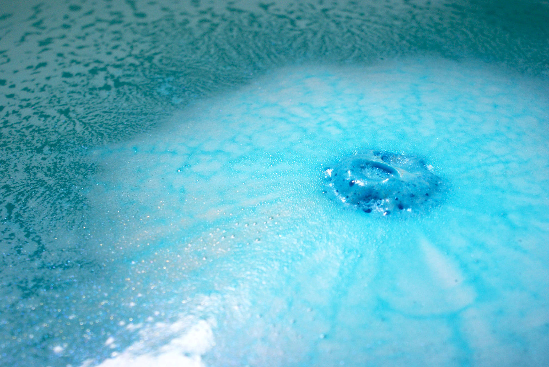 Bombade Baño Azul De Lush Disolviéndose. Fondo de pantalla