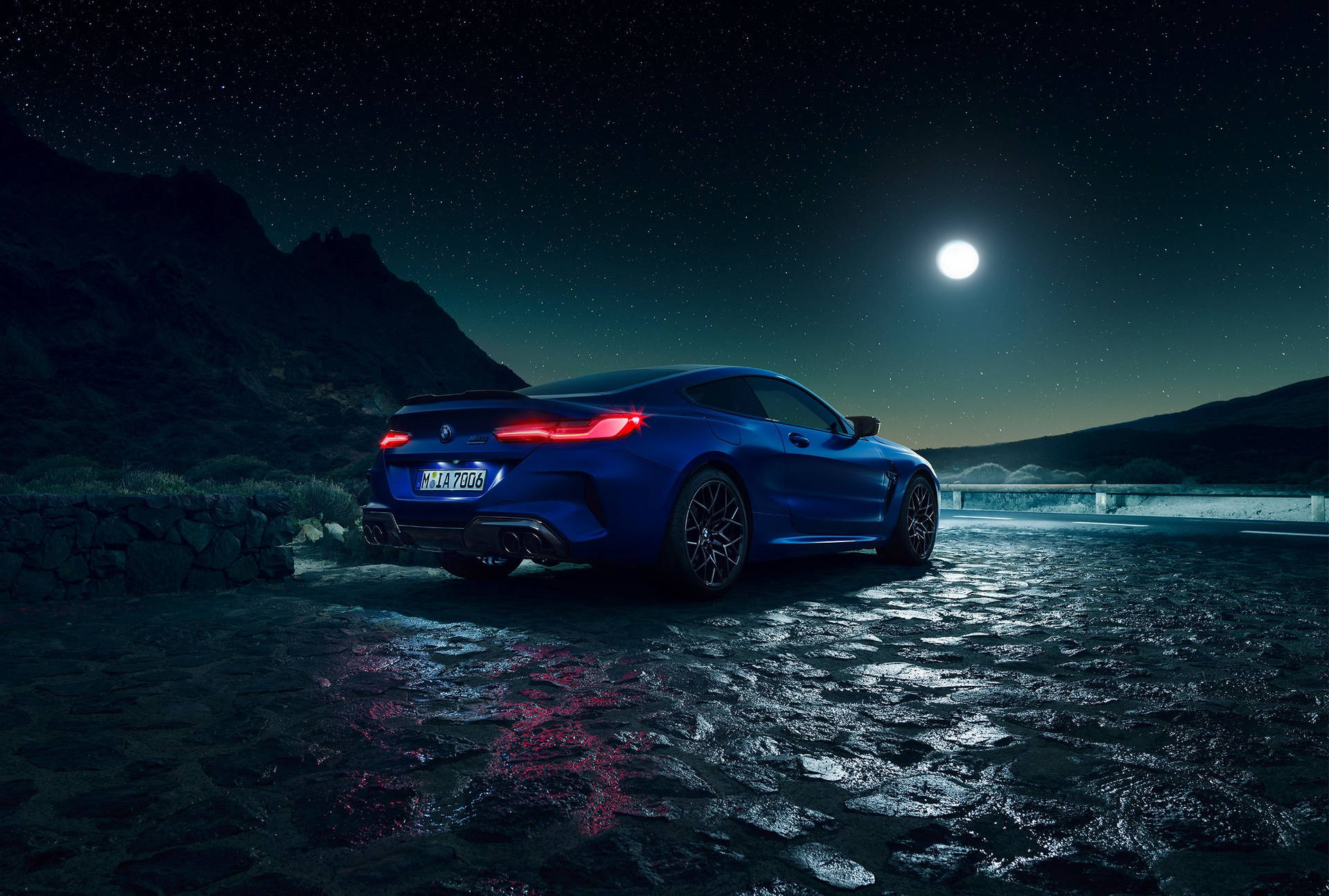 Blå BMW og et stjernekastet nattehimmel Wallpaper