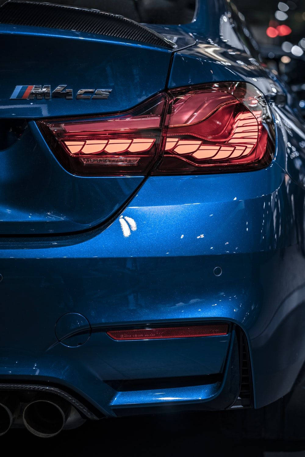 Blå BMW M4 Tail Lightnings tegn på væggen. Wallpaper