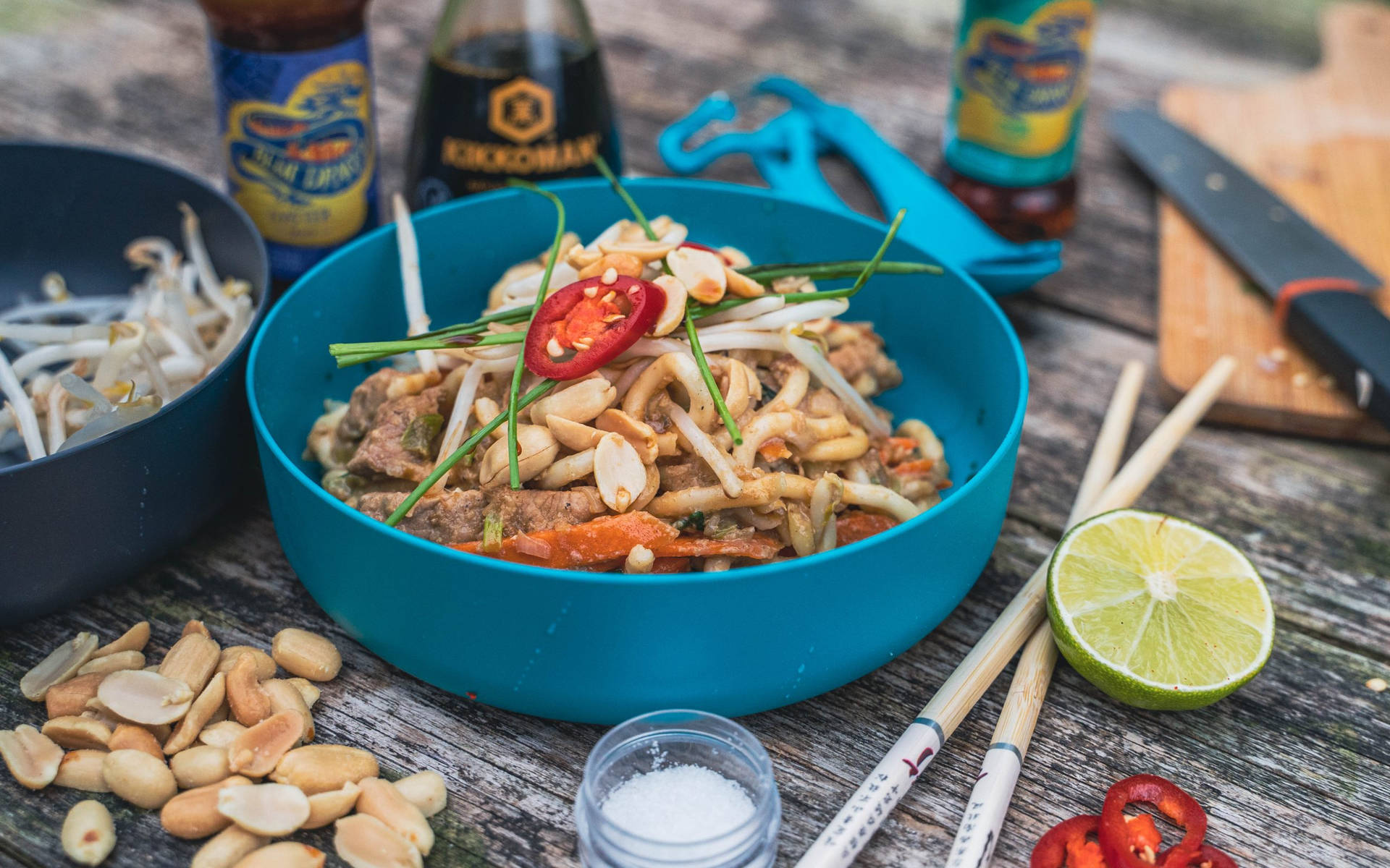 Ciotolablu Di Pad Thai Con Noodles E Frutta Secca Sfondo