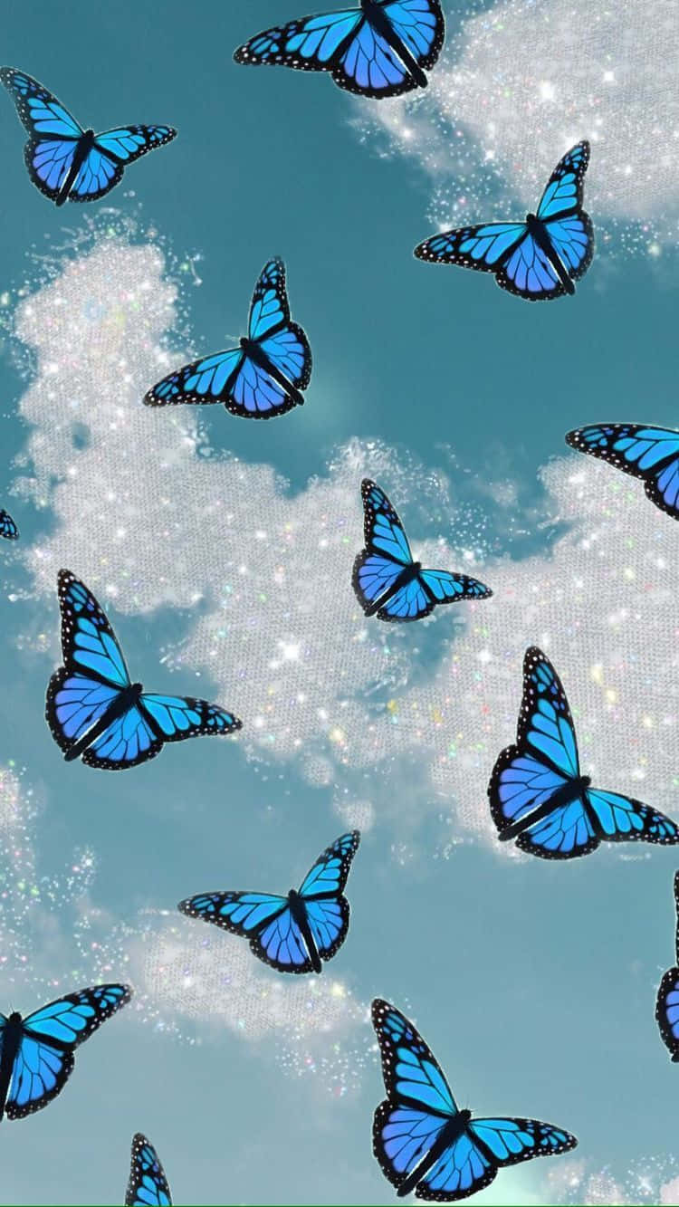 Einwunderschöner Blauer Schmetterling, Der In Einem Feld Voller Wildblumen Fliegt.