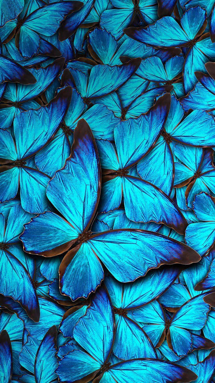 Einwunderschöner Blauer Schmetterling Fliegt Über Einer Blühenden Wiese.