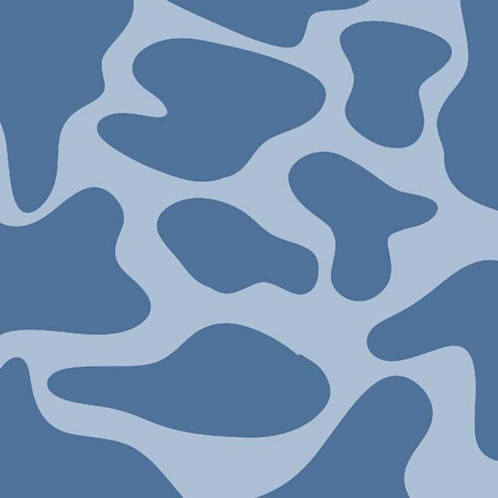 En blå og hvid mønster med et ko silhuet. Wallpaper
