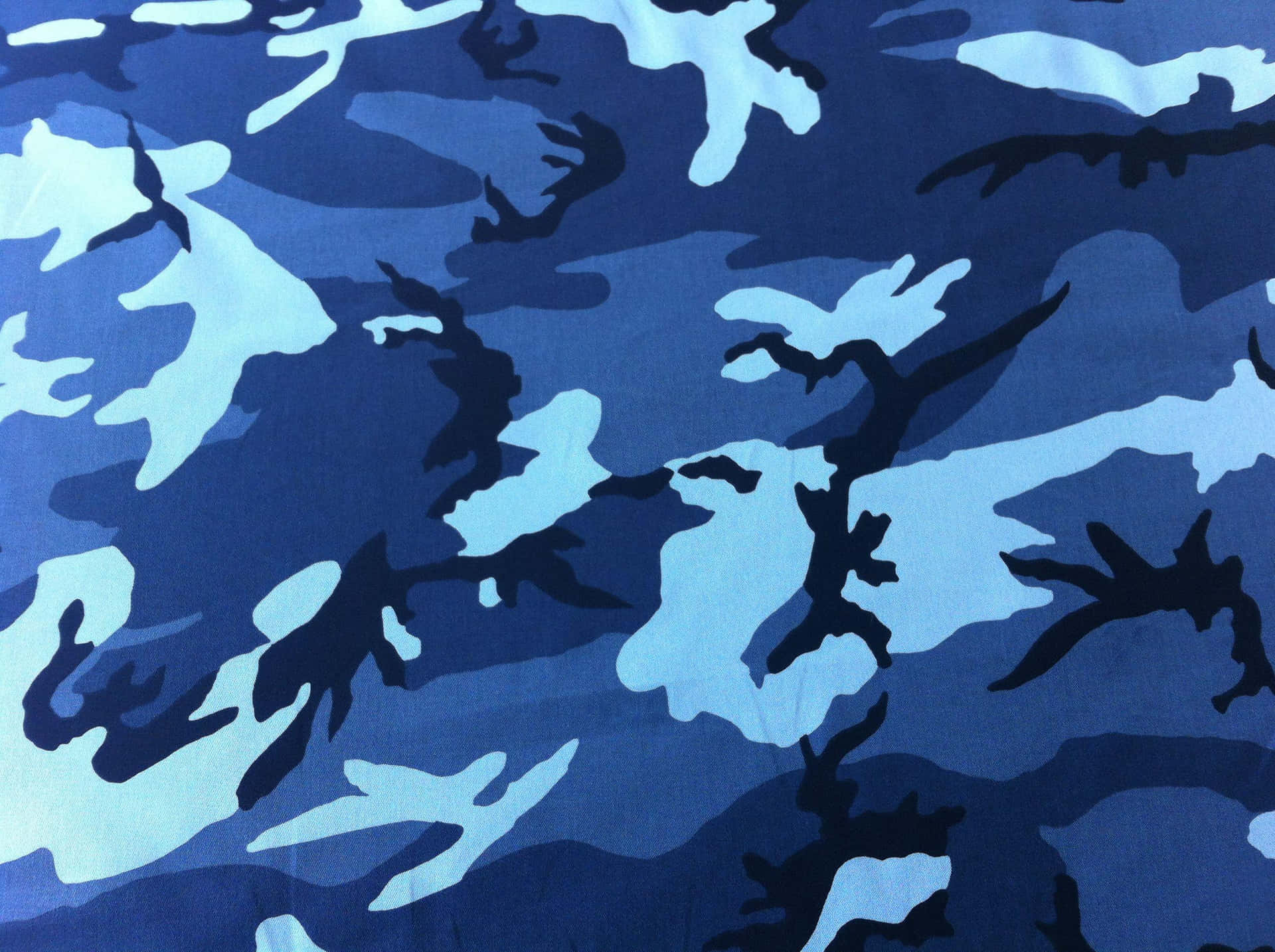 En blå camouflage stof med sorte og blå designs Wallpaper