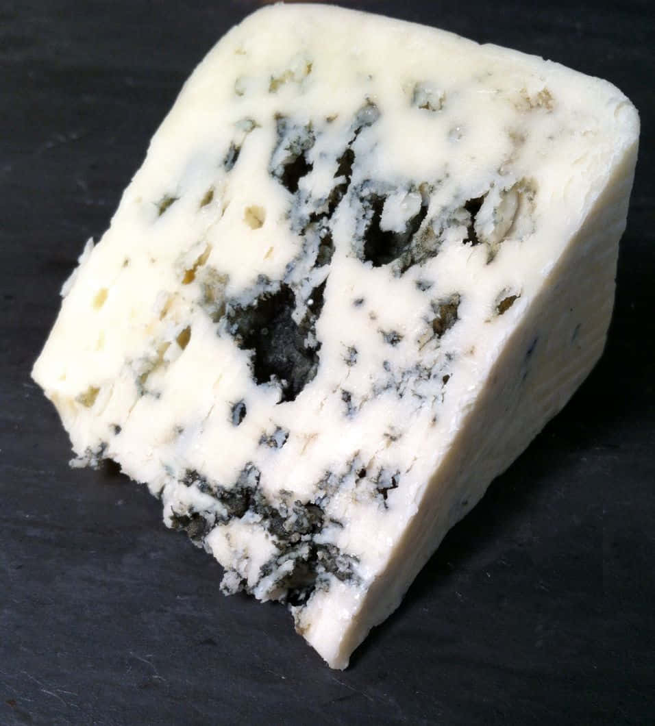 Delicious blue cheese ready for your next meal Wallpaper