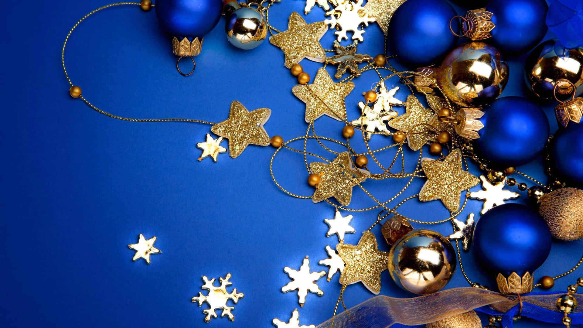 Føl roen og freden i sæsonen med dette smukke, blå julebillede. Wallpaper
