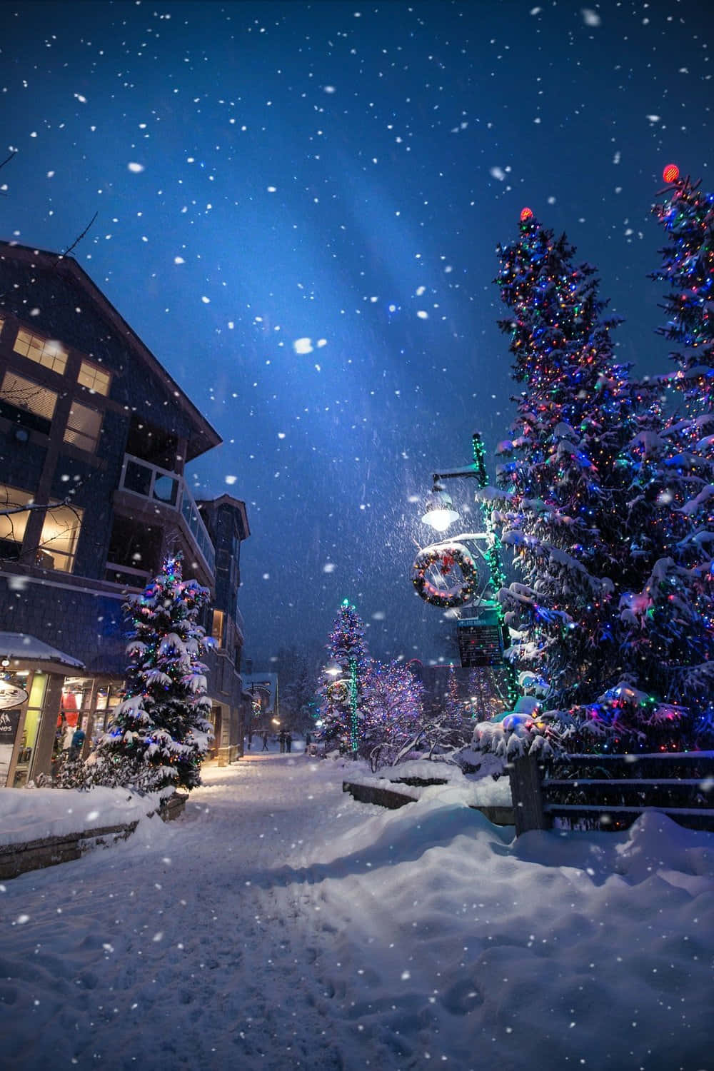 Fejrer ferierne med en blå jule snefnug. Wallpaper
