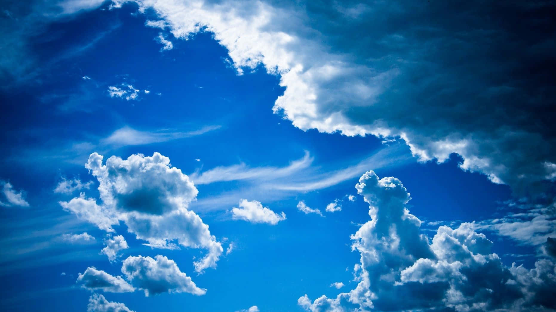 Unhorizonte Amenazador De Nubes Azules