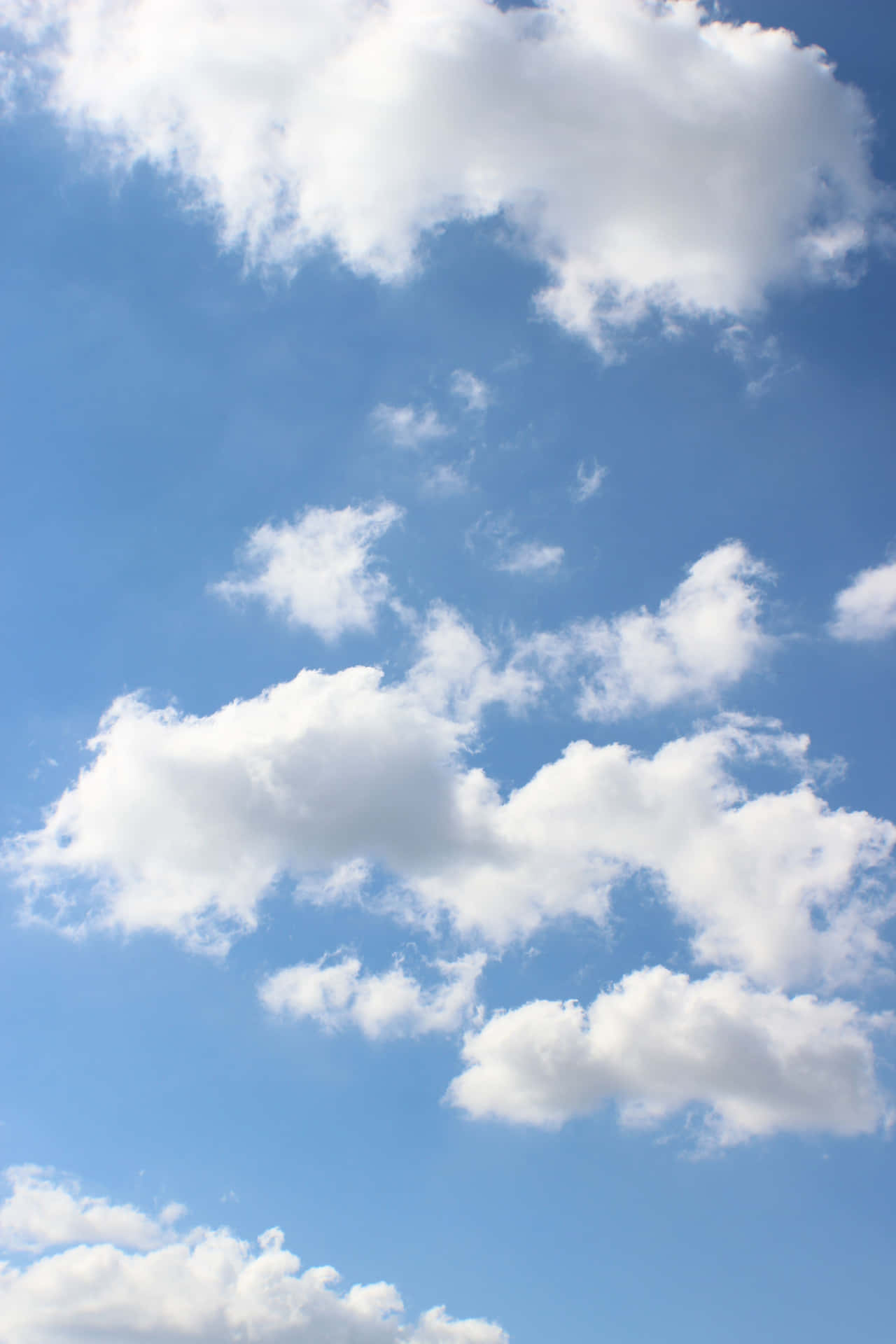 Unapacible Paisaje De Nubes Azules